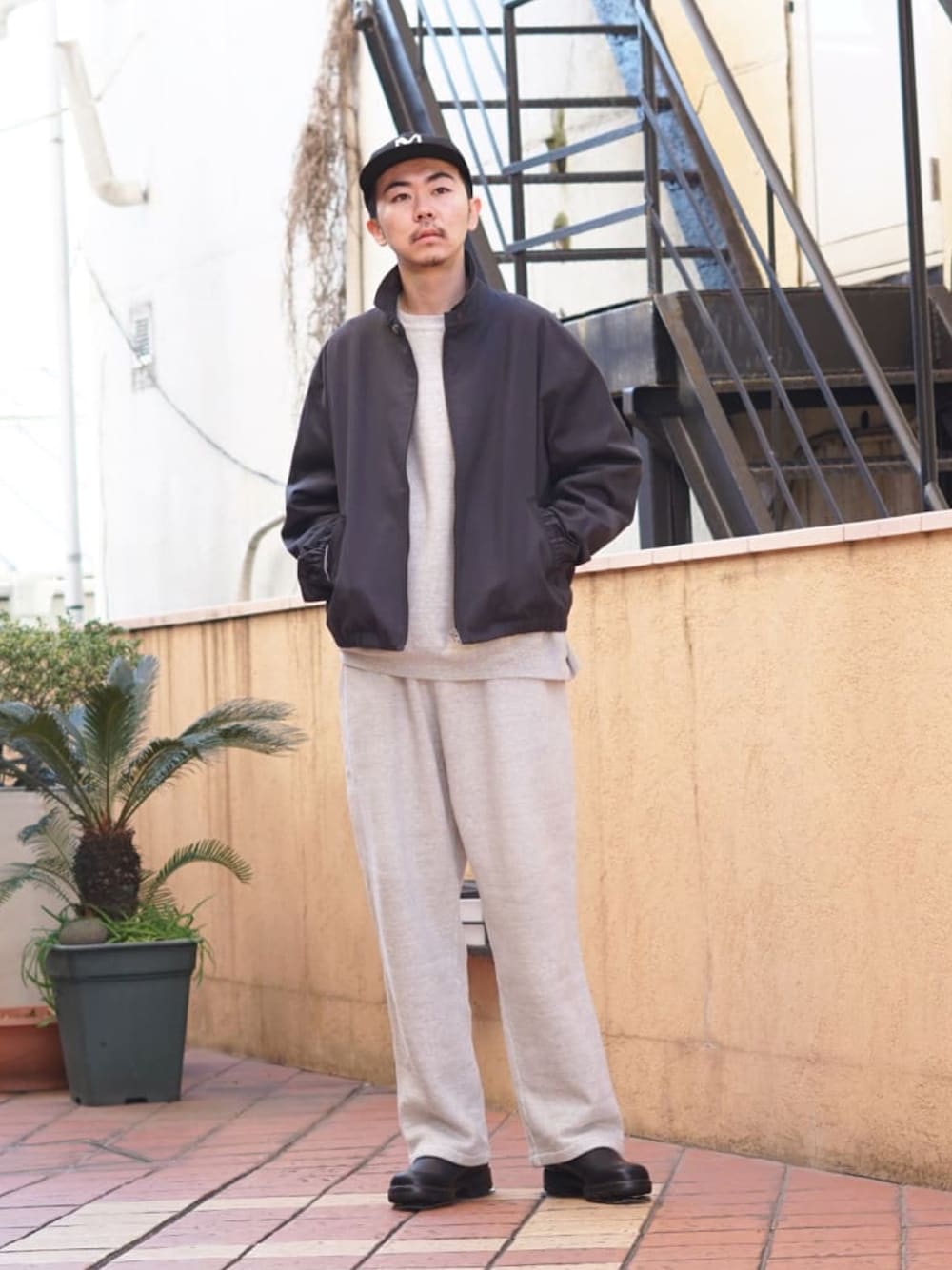 「ブルゾン、スウェットパンツ、スウェット、ブーツ、REMI RELIEF、CAP、COMESANDGOES、blundstone、CIOTA、REMI RELIEF NAVY LABEL」｜「COMESANDGOESのアイテム（キャップ、ブラック系）」を使った、ARKnets STAFFさん（メンズ・178cm）の冬コーディネートの1枚目の写真