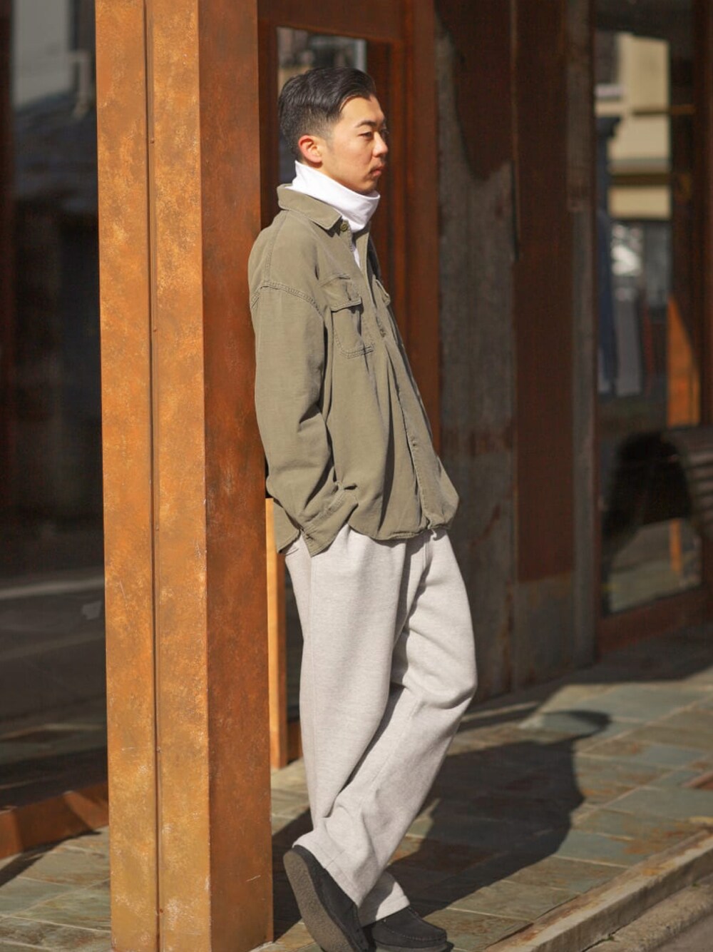 「タートルネック、ミリタリーシャツ、clarks、スウエットパンツ、REMI RELIEF NAVY LABEL、REMI RELIEF、スウェット、カジュアルコーデ」｜「REMI RELIEF NAVY LABELのミリタリーシャツ（シャツ/ブラウス、グリーン系）」を使った、ARKnets STAFFさん（メンズ・178cm）の冬コーディネートの1枚目の写真