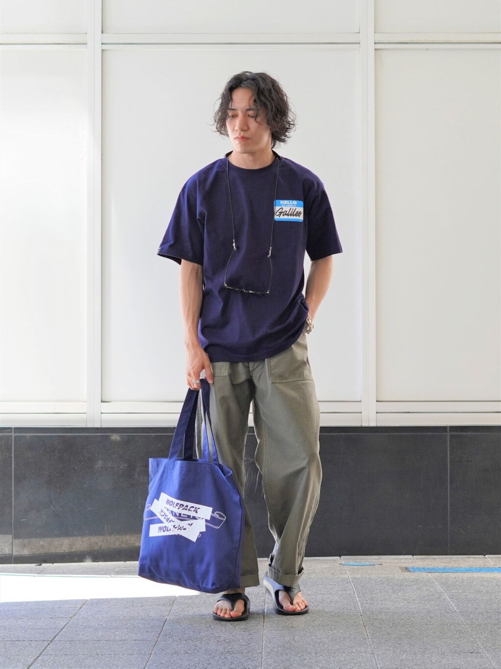 「トートバッグ、ロゴT、ベイカーパンツ、カーゴパンツ、真夏のアクティブスタイル、ストリート、REMI RELIEF NAVY LABEL、WP、プリントT」｜「WPのアイテム（Tシャツ/カットソー、ブルー系）」を使った、ARKnets STAFFさん（メンズ・169cm）の夏コーディネートの1枚目の写真