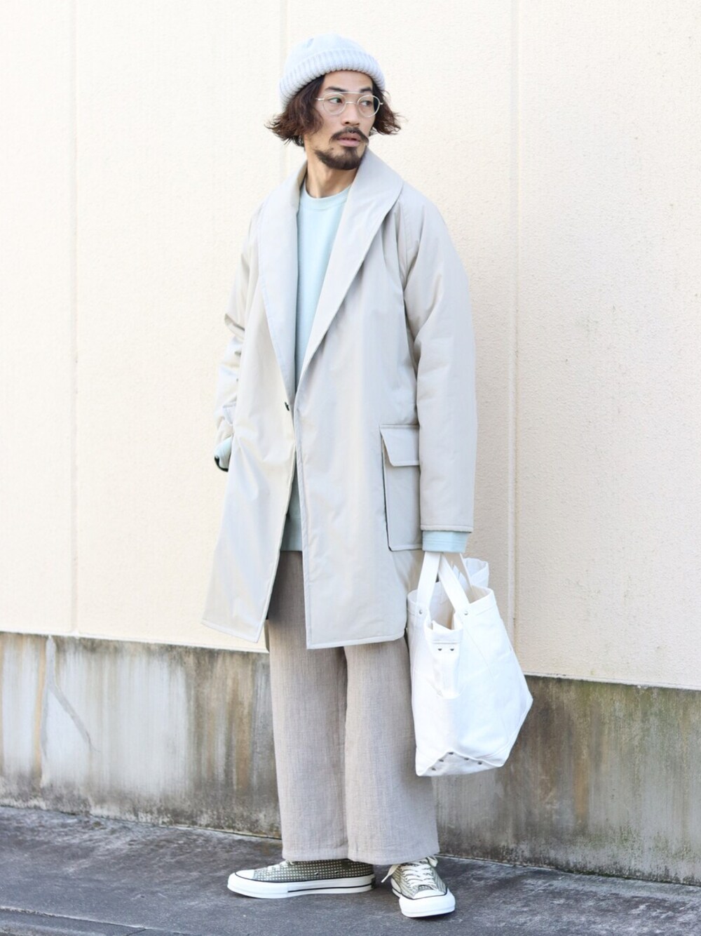 「カジュアル、大人カジュアル、クリスマスに着たい服、秋冬コーデ、ビッグシルエット、ノーカラーコート、ロングコート、ホワイトコーデ、スニーカー、コンバース、marka、ヤエカ、ミニバッグ、オールホワイト」｜「markaのmarka / マーカ：STUFFED SHAWL COLLAR COAT - ORGANIC COTTON/ POLYESTER WEATHER -：M21D-01CO01C[COR]（その他アウター、ベージュ系）」を使った、ARKnets STAFFさん（メンズ・175cm）の冬コーディネートの1枚目の写真