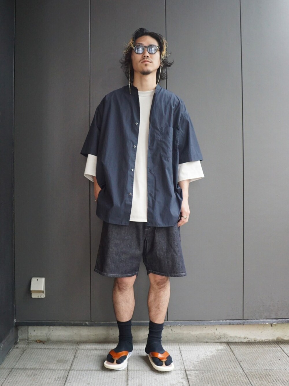 ホワイト系のTシャツ/カットソー、ブラック系のデニムパンツ、ブルー系のシャツ/ブラウスを着用したメンズの夏コーディネートの1枚目の写真