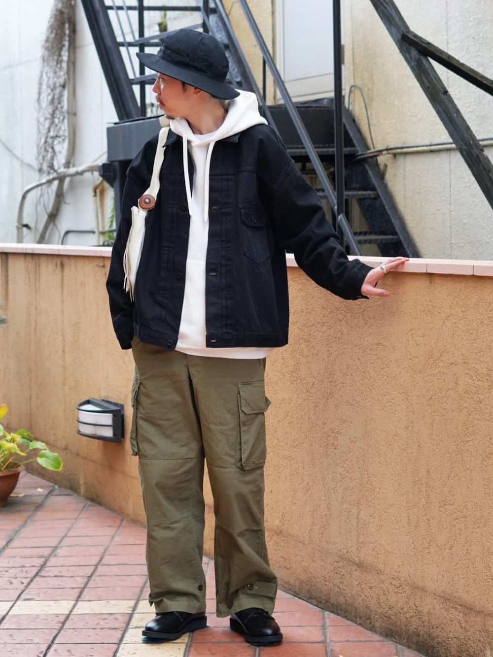 「デニムジャケット、パーカー、orslow、カーゴパンツ、REMI RELIEF NAVY LABEL、REMI RELIEF」｜「orSlowのOrslow / オアスロウ：【ONLY ARK】別注 US NAVY HAT：ONLYARK-0-7001[STD]（ハット、ブラック系）」を使った、ARKnets STAFFさん（メンズ・178cm）の冬コーディネートの1枚目の写真