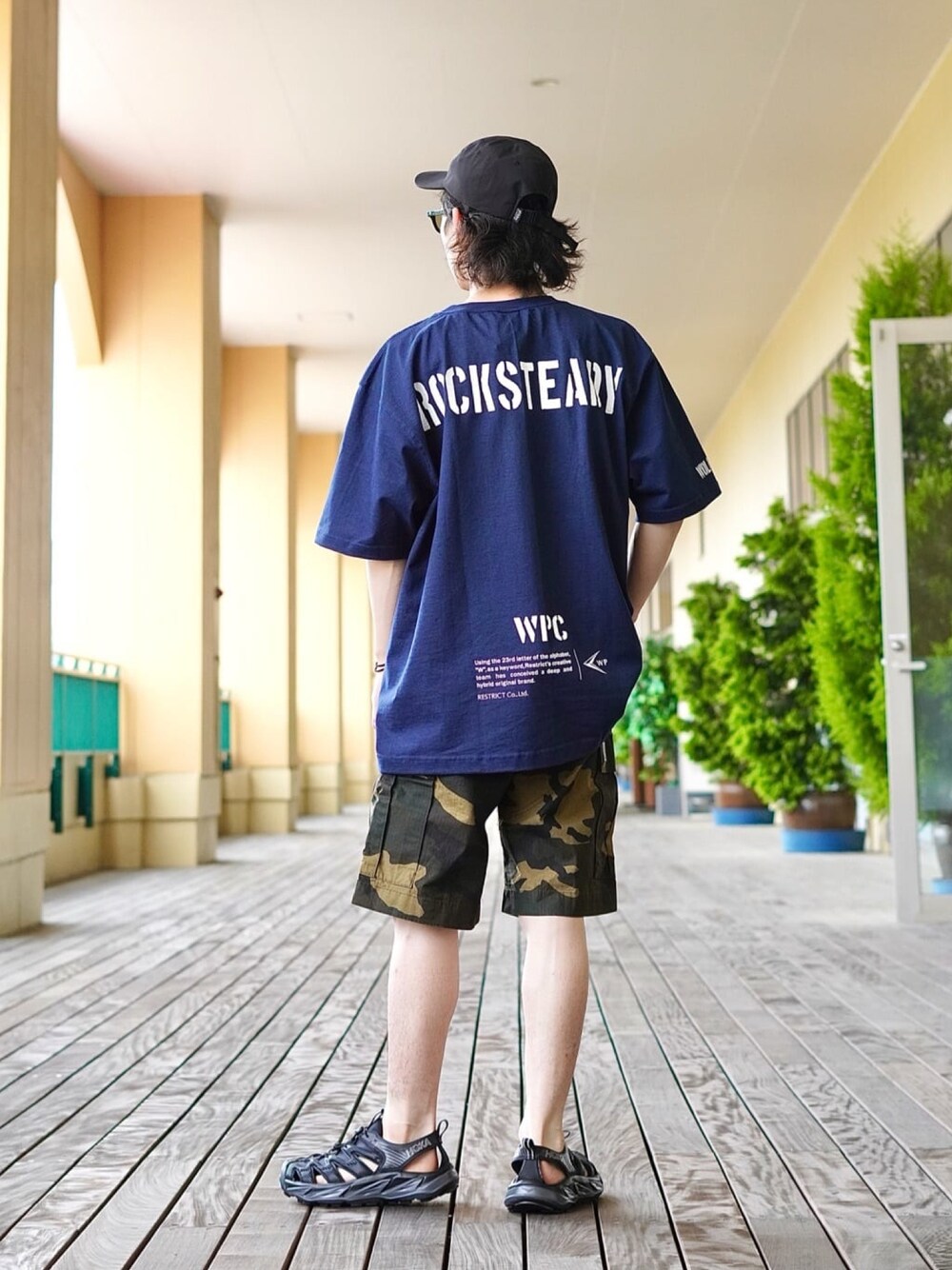 「キャップ、ショートパンツ、Tシャツ、スポーツサンダル、Carhartt wip、HOKA ONE ONE、JULIUS TART OPTICAL、WP、ABU GARCIA」｜「HOKAのアイテム（サンダル、ブラック系）」を使った、ARKnets STAFFさん（メンズ・168cm）の夏コーディネートの1枚目の写真