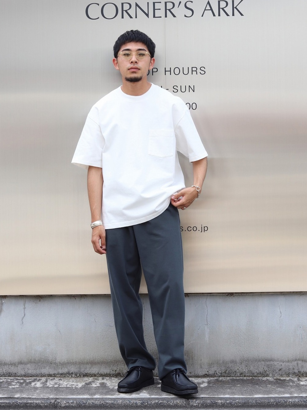 「夏コーデ、休日スタイル、今日のコーデ、白Tシャツ、楽チンコーデ、カジュアルコーデ、シンプル、スウェットパンツ、marka、AURALEE」｜「AURALEEのアイテム（Tシャツ/カットソー、ホワイト系）」を使った、ARKnets STAFFさん（メンズ・173cm）の夏コーディネートの1枚目の写真