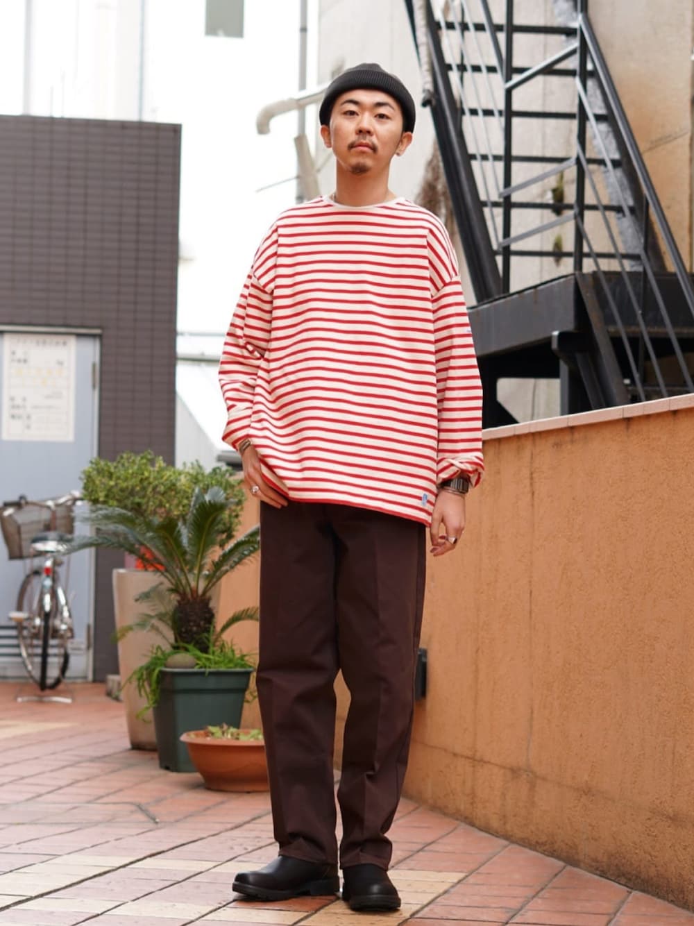 「ミリタリー、ボーダー、REMI RELIEF、ロンT、orcival、ボーダートップス、赤ボーダー、crepuscule、CIOTA、REMI RELIEF NAVY LABEL」｜「crepusculeのアイテム（ニットキャップ/ビーニー、ブラック系）」を使った、ARKnets STAFFさん（メンズ・178cm）の春コーディネートの1枚目の写真