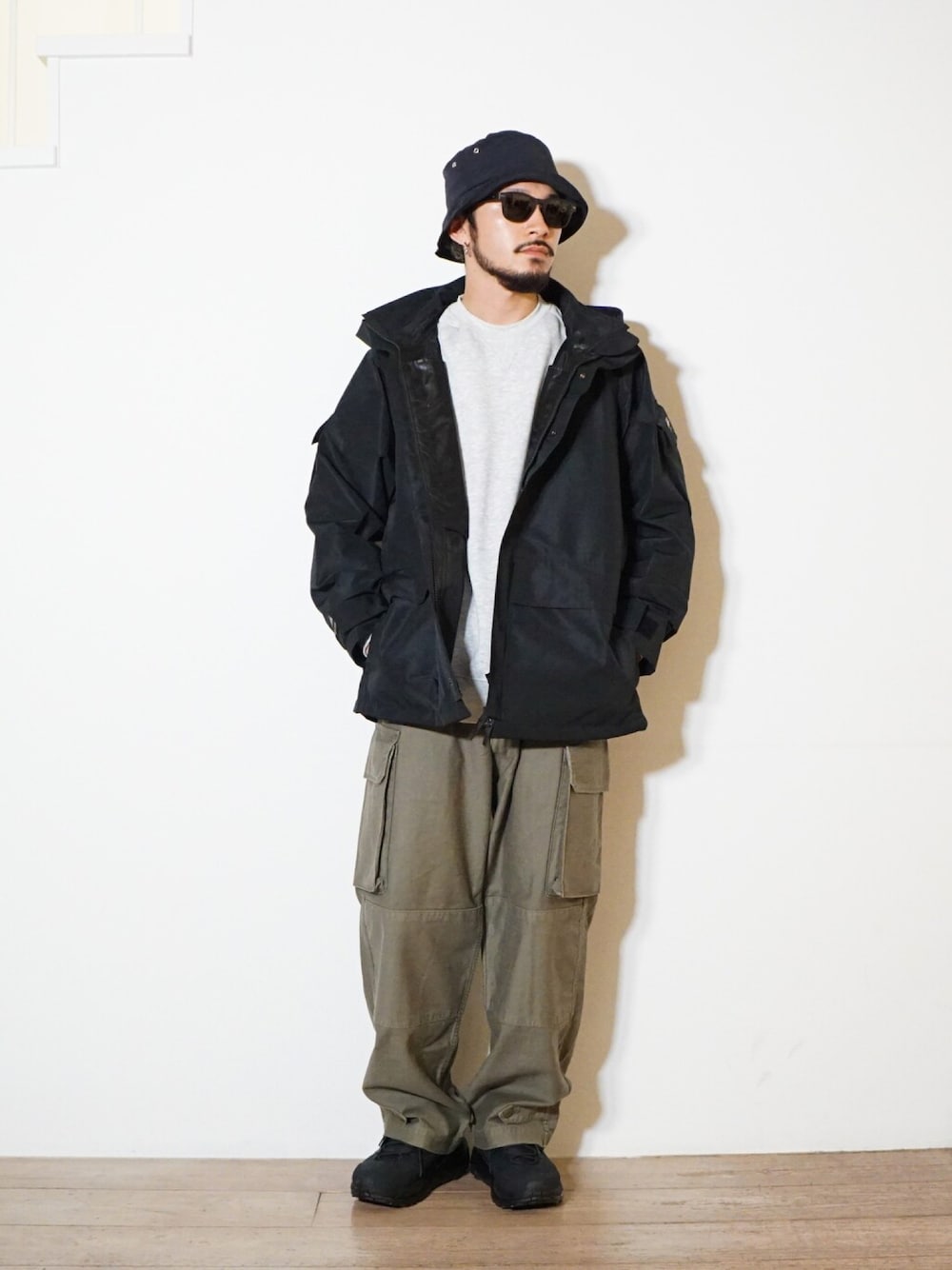 「スウェット、REMI RELIEF、カーゴパンツ、WILDTHINGS、KIJIMA TAKAYUKI、バケットハット、ミリタリーパンツ、HOKAONEONE、DAIWAPIER39、REMI RELIEF NAVY LABEL」｜「DAIWA PIER39のアイテム（スウェット、グレー系）」を使った、ARKnets STAFFさん（メンズ・178cm）の秋コーディネートの1枚目の写真