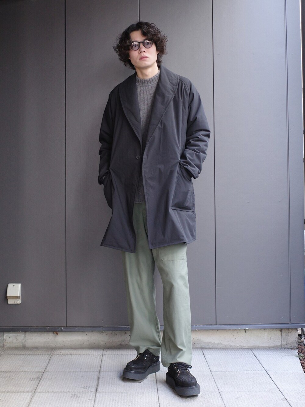 「ニット、ジャケット、オーバーサイズ、ノーカラーコート、カーゴパンツ、シンプルコーデ、メガネ男子、ラクチンコーデ、marka、未来のWEARISTAプロジェクト」｜「markaのmarka / マーカ：STUFFED SHAWL COLLAR COAT - ORGANIC COTTON/ POLYESTER WEATHER -：M21D-01CO01C[COR]（その他アウター、ブラック系）」を使った、ARKnets STAFFさん（メンズ・185cm）の秋コーディネートの1枚目の写真