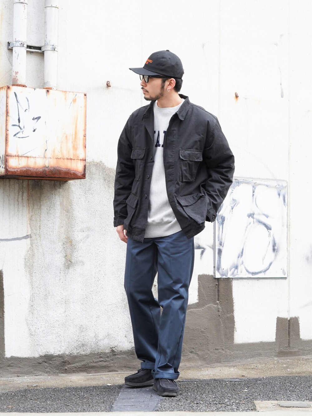 「スウェット、orslow、大人カジュアル、ミリタリージャケット、Champion、春コーデ、STANDARD CALIFORNIA、今日のコーデ、ARKnets、CIOTA」｜「orSlowのOrslow / オアスロウ：【ONLY ARK】別注 B.D.U JACKET：ONLYARK-0-1010[STD]（ミリタリージャケット、ブラック系）」を使った、ARKnets STAFFさん（メンズ・178cm）の春コーディネートの1枚目の写真