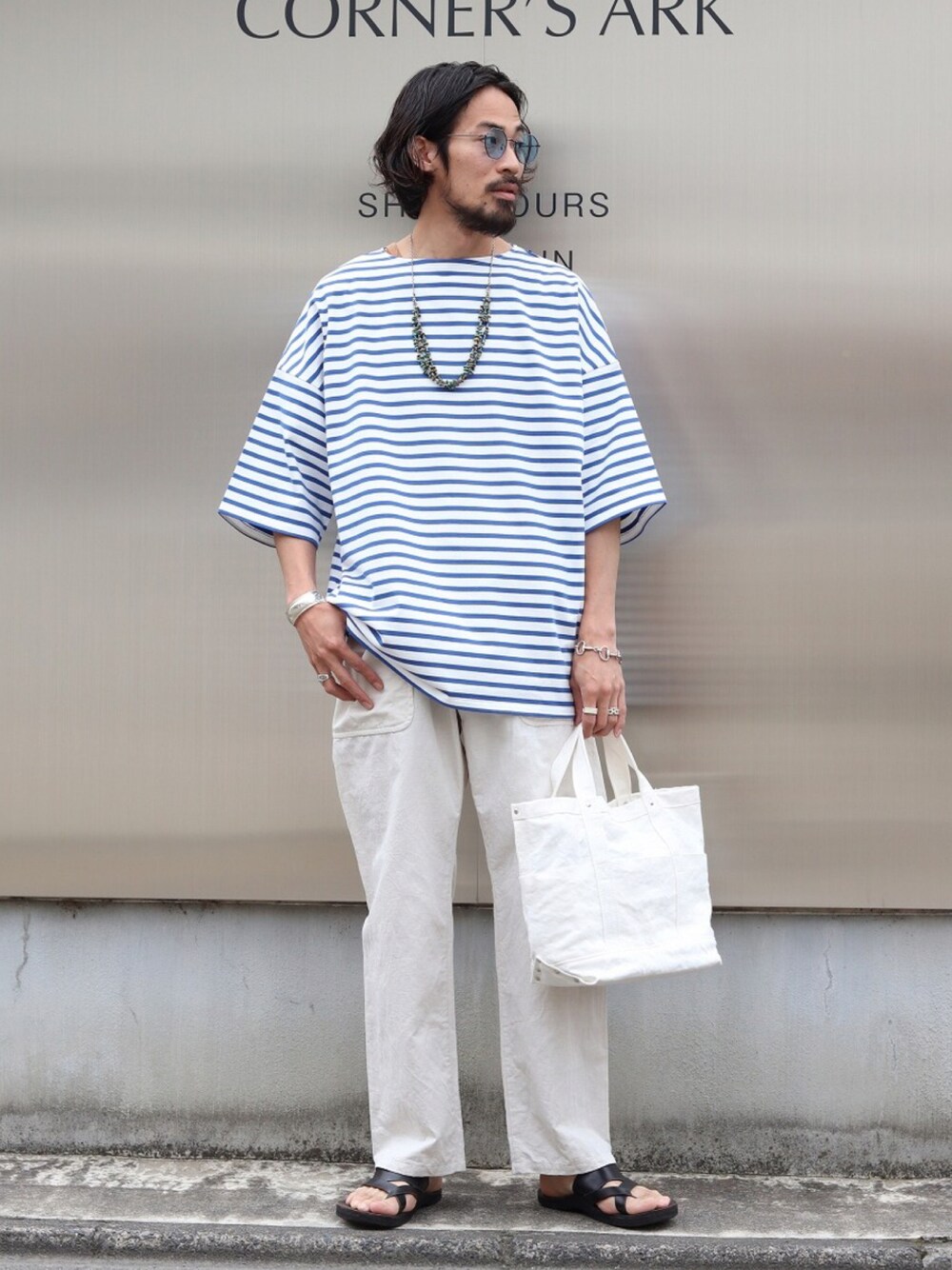 ホワイト系のTシャツ/カットソー、ホワイト系のその他パンツ、ホワイト系のトートバッグを着用したメンズの夏コーディネートの1枚目の写真