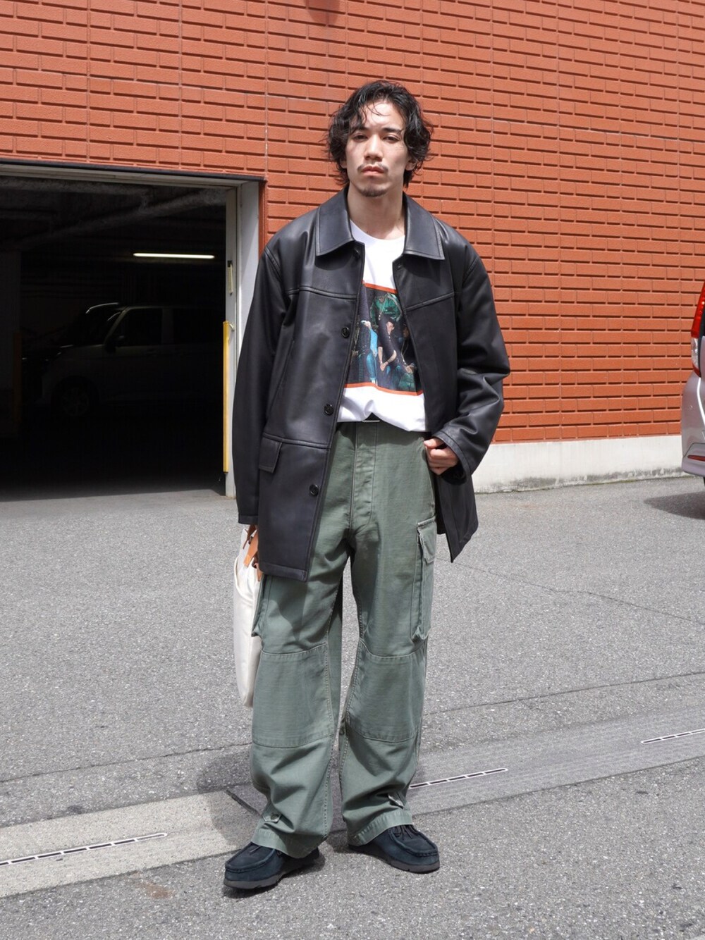「秋のコーデ、初秋コーデ、オトナカジュアル、大人コーデ、秋服、ロゴT、カーゴパンツ、レザージャケット、marka、トレンド、レザー」｜「REMI RELIEF NAVY LABELのREMI RELIEF NAVY LABEL / レミレリーフ ネイビーレーベル：M47PT：RN23313243AK[STD]（カーゴパンツ、グリーン系）」を使った、ARKnets STAFFさん（メンズ・169cm）の秋コーディネートの1枚目の写真