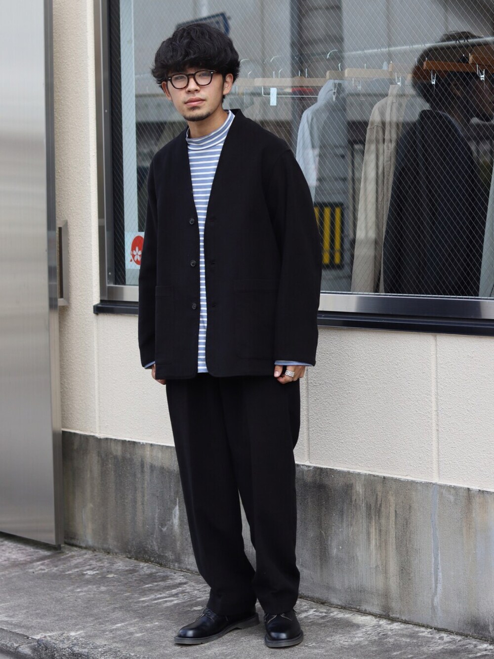 「大人カジュアル、休日スタイル、パンツスタイル、テーラードジャケット、ノーカラージャケット、marka、PORT BY ARK」｜「markaのmarka / マーカ：LAPELLESS JACKETⅡ - soft moleskin -：M21C-07SH01C[COR]（ノーカラージャケット、ブラック系）」を使った、ARKnets STAFFさん（メンズ・173cm）の冬コーディネートの1枚目の写真