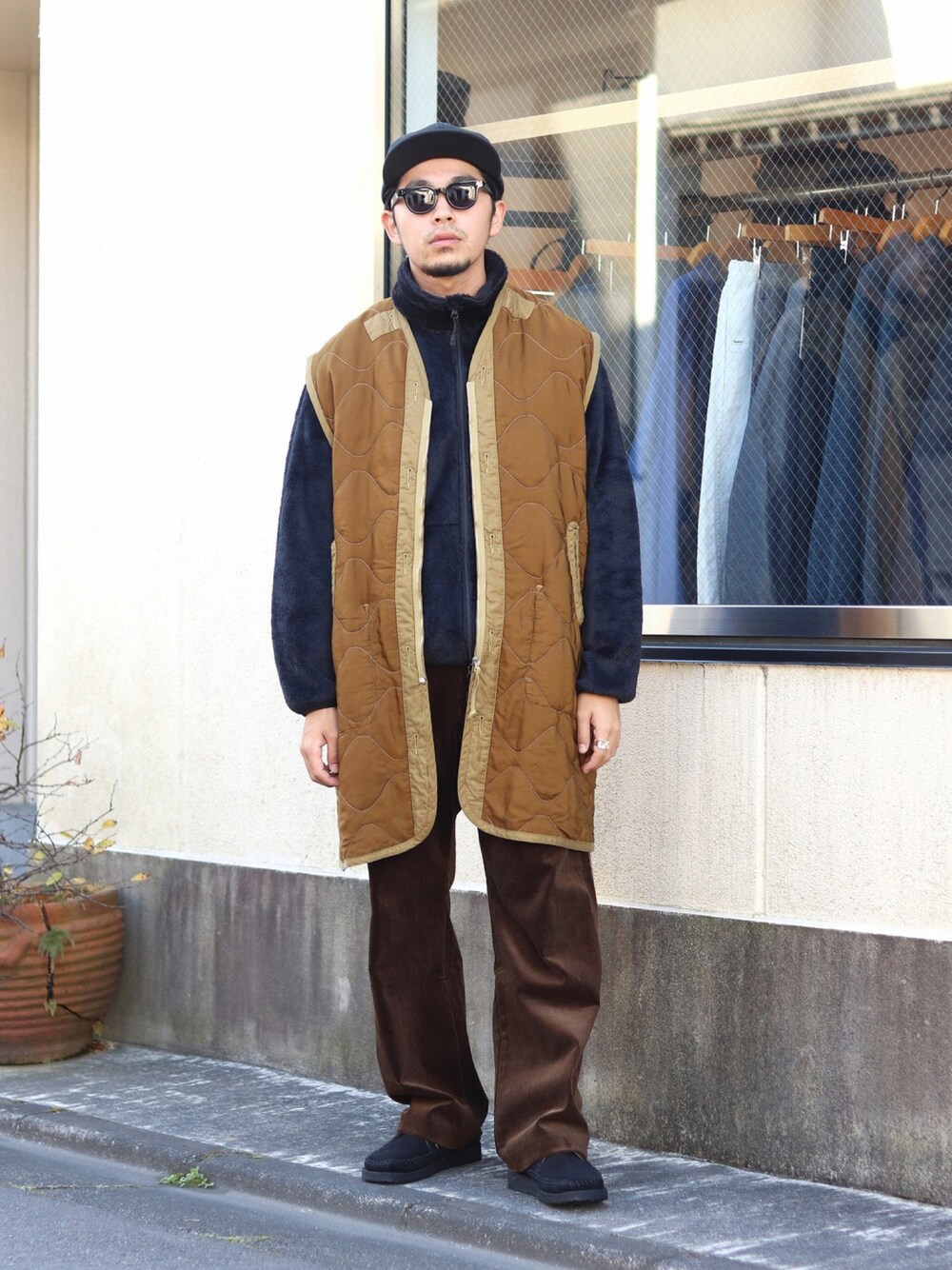 「大人カジュアル、キレイめカジュアル、ビッグシルエット、あったかコーデ、ブルゾン、ベスト、スラックス、marka、PORT BY ARK」｜「markaのmarka / マーカ：WILD THINGS ECWCS LEVEL3 MINIMALIZED - polartec high loft fleece -：M22C-22CS01C[COR]（ブルゾン、ブラック系）」を使った、ARKnets STAFFさん（メンズ・173cm）の冬コーディネートの1枚目の写真