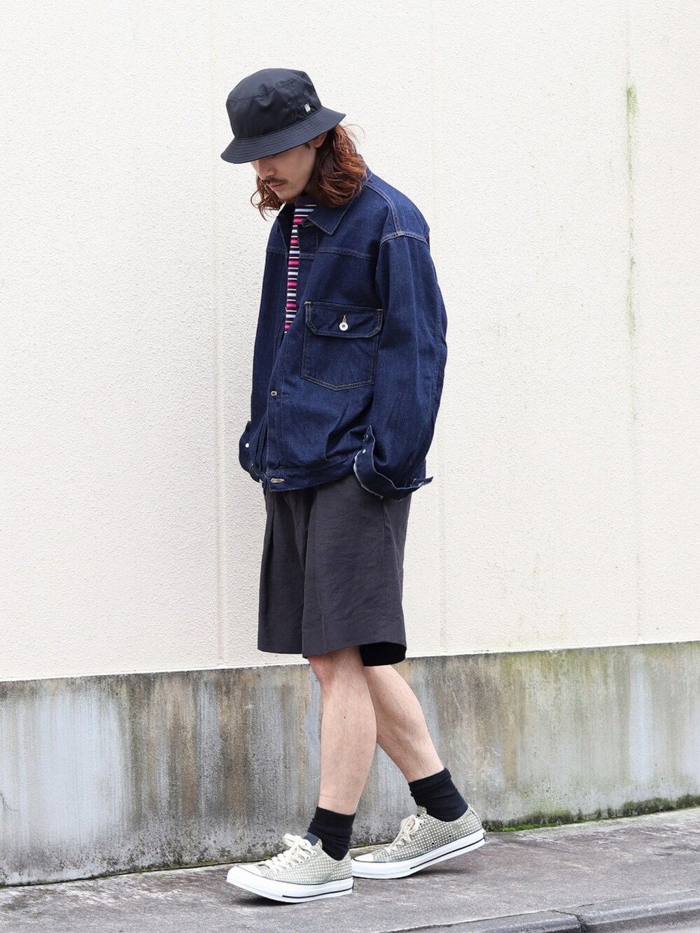 「大人カジュアル、シンプル、パンツスタイル、休日スタイル、大人コーデ、スニーカー、デニムジャケット、ハット、コンバース、marka、PORT BY ARK、URU」｜「markaのmarka / マーカ：TYPE1 DENIM JACKET - organic cotton 12oz denim -：M22C-01BL01C[COR]（デニムジャケット、ブルー系）」を使った、ARKnets STAFFさん（メンズ・173cm）の夏コーディネートの1枚目の写真