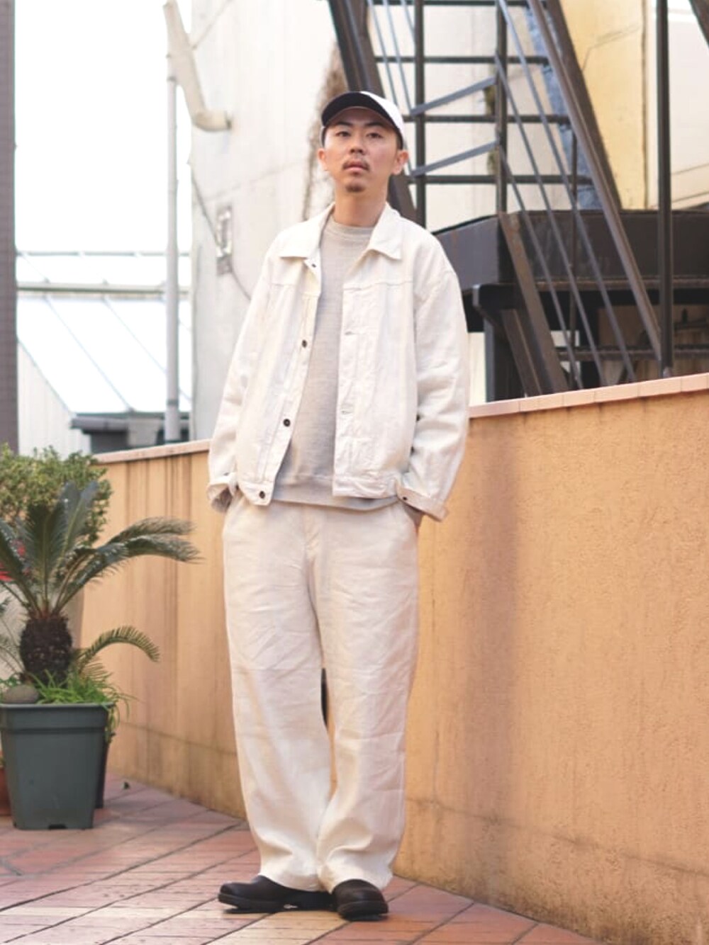 「スウェット、セットアップ、ホワイト、ワントーンコーデ、REMI RELIEF、CAP、ストリート、ホワイトパンツ、blackeyepatch、REMI RELIEF NAVY LABEL」｜「markaのアイテム（ブルゾン、ホワイト系）」を使った、ARKnets STAFFさん（メンズ・178cm）の冬コーディネートの1枚目の写真
