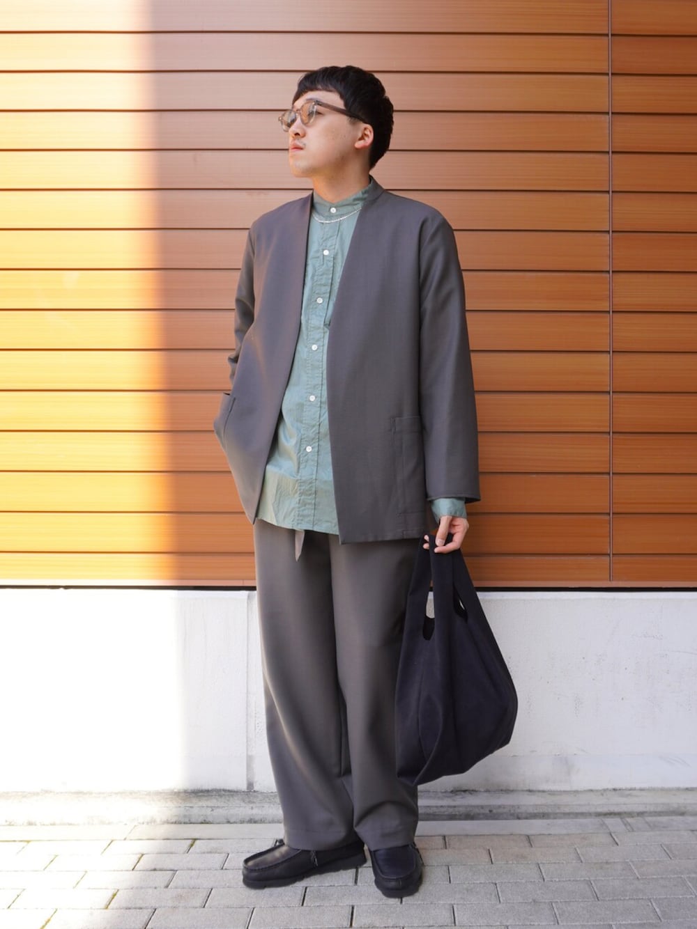 「春服コーデ、休日コーデ、リラックススタイル、デニム、スラックス、テーパードパンツ、ノーカラージャケット、カーディガン、シャツスタイル、セットアップ、marka」｜「markaのmarka / マーカ：LAPELLESS SHIRT JACKET - organic wool × mohair tropical -：M23A-09JK01C[COR]（テーラードジャケット、グレー系）」を使った、ARKnets STAFFさん（メンズ・173cm）の春コーディネートの1枚目の写真