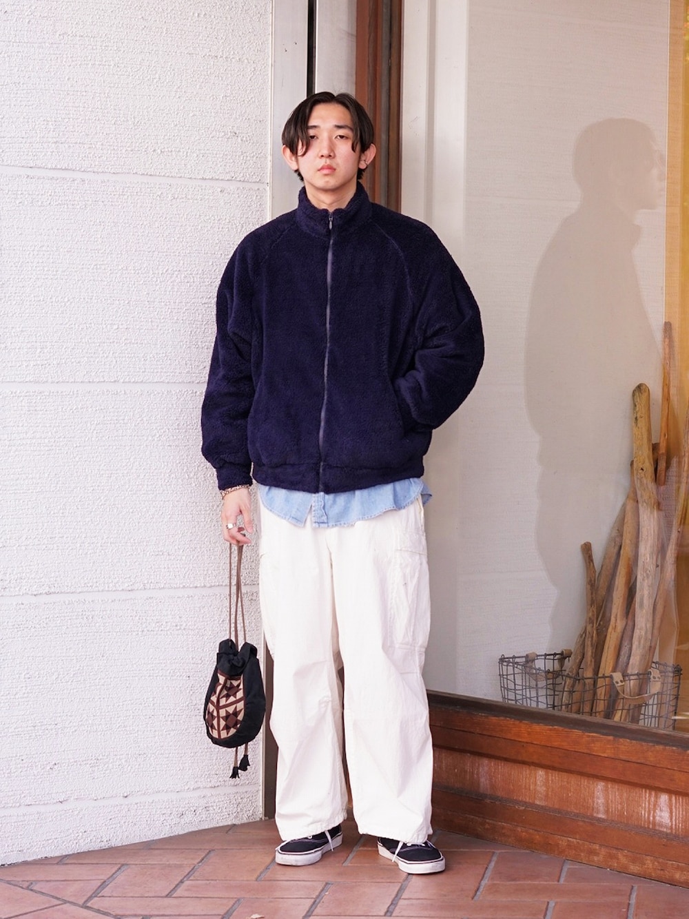 ブルー系のその他アウターを着用したメンズの秋コーディネートの1枚目の写真