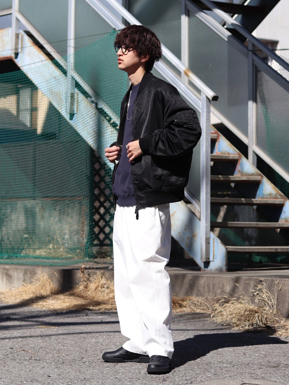 「春服コーデ、休日コーデ、ジャケット、ブルゾン、ワイドパンツ、スウェット、ミリタリージャケット、marka」｜「markaのmarka / マーカ：L-2B - recycle nylon twill -：M23A-05BL01C[COR]（ミリタリージャケット、ブラック系）」を使った、ARKnets STAFFさん（メンズ・181cm）の春コーディネートの1枚目の写真