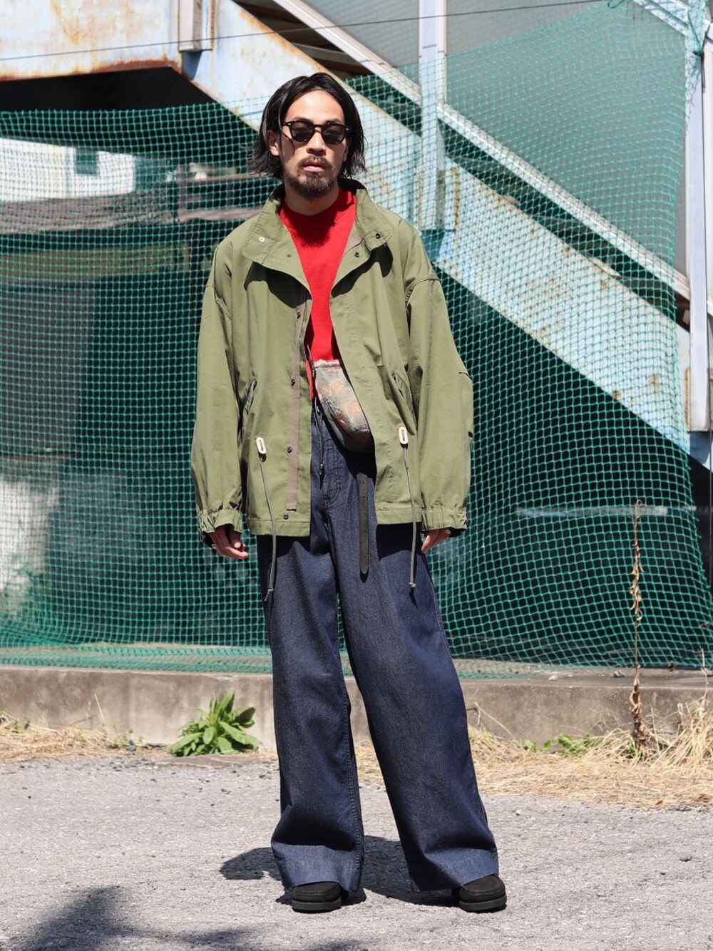 「休日スタイル、大人かわいい、春夏コーデ、ミリタリージャケット、デニムパンツ、marka」｜「markaのmarka / マーカ：SHORT MODS - organic cotton weather cloth -：M23A-01BL01C[COR]（ミリタリージャケット、グリーン系）」を使った、ARKnets STAFFさん（メンズ・175cm）の春コーディネートの1枚目の写真