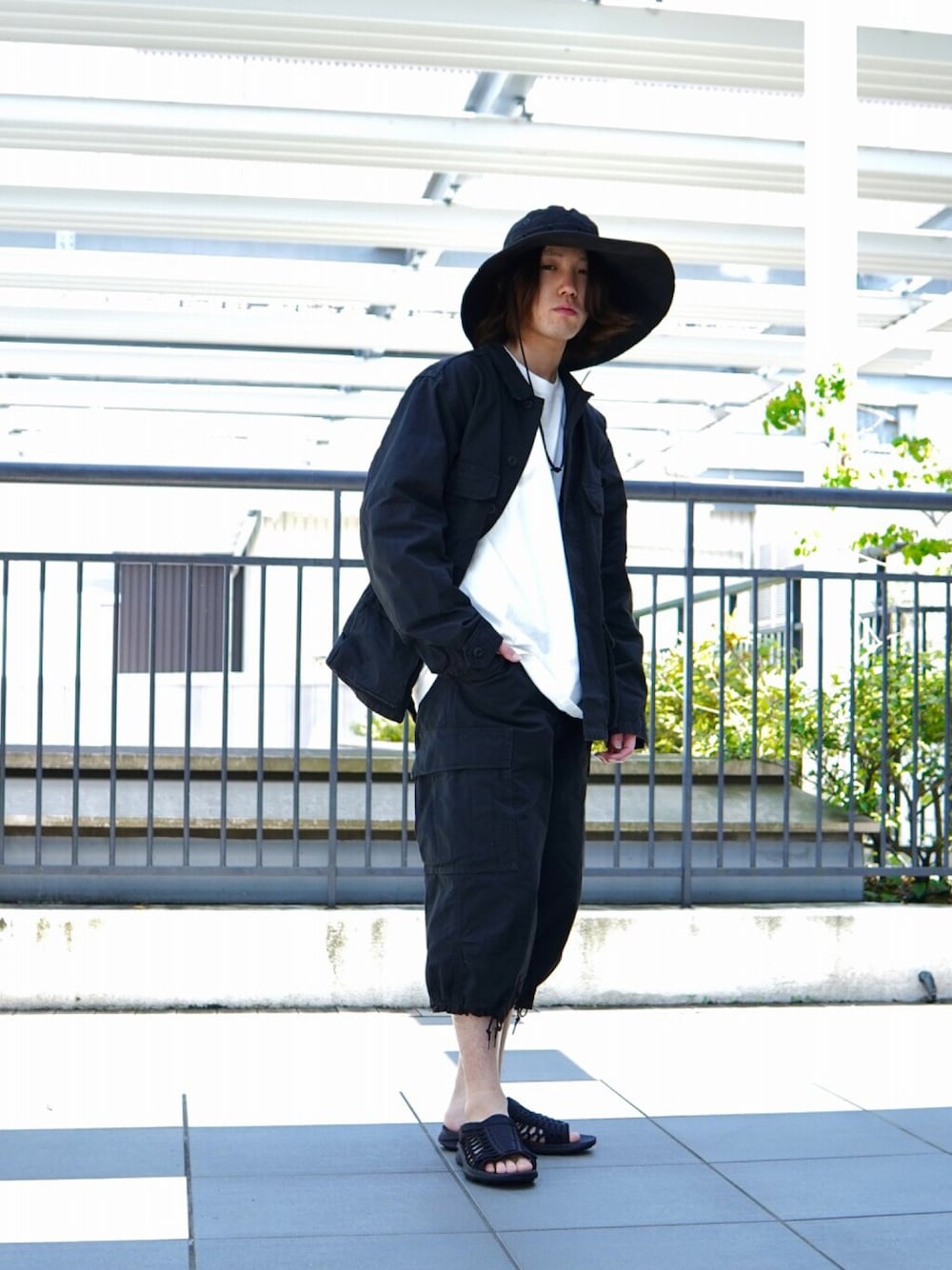 「デニムジャケット、orslow、ハット、デニムシャツ、モノトーン、ブラック×ホワイト、REMI RELIEF NAVY LABEL、ONLY ARK」｜「orSlowのOrslow / オアスロウ：【ONLY ARK】別注 US ARMY JUNGLE HAT WIDE BRIM：ONLYARK-0-7005[STD]（ハット、ブラック系）」を使った、ARKnets STAFFさん（メンズ・172cm）の夏コーディネートの1枚目の写真