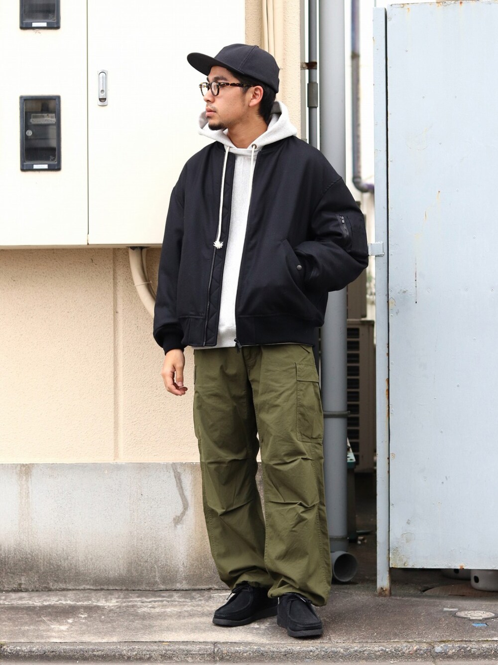 「キレイめカジュアル、お出かけコーデ、ゆったりコーデ、春コーデ、カジュアルコーデ、ゆるコーデ、オーバーサイズ、パーカー、ブルゾン、ミリタリージャケット、キャップ、カーゴパンツ、メガネ男子、marka」｜「markaのmarka / マーカ：PUFFED BOMBER JACKET - 2/48 wool flannel -：M22C-13BL01C[COR]（ミリタリージャケット、ブルー系）」を使った、ARKnets STAFFさん（メンズ・173cm）の冬コーディネートの1枚目の写真