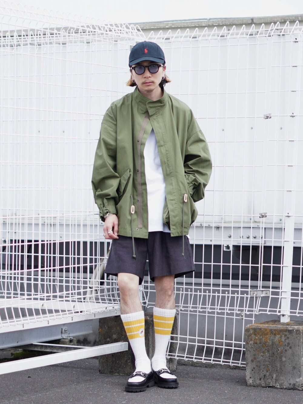 「春夏コーデ、ミリタリージャケット、marka、PORT BY ARK、ショートパンツ、ハーフパンツ、シンプルコーデ」｜「markaのmarka / マーカ：SHORT MODS - organic cotton weather cloth -：M23A-01BL01C[COR]（ミリタリージャケット、グリーン系）」を使った、ARKnets STAFFさん（メンズ・171cm）の春コーディネートの1枚目の写真