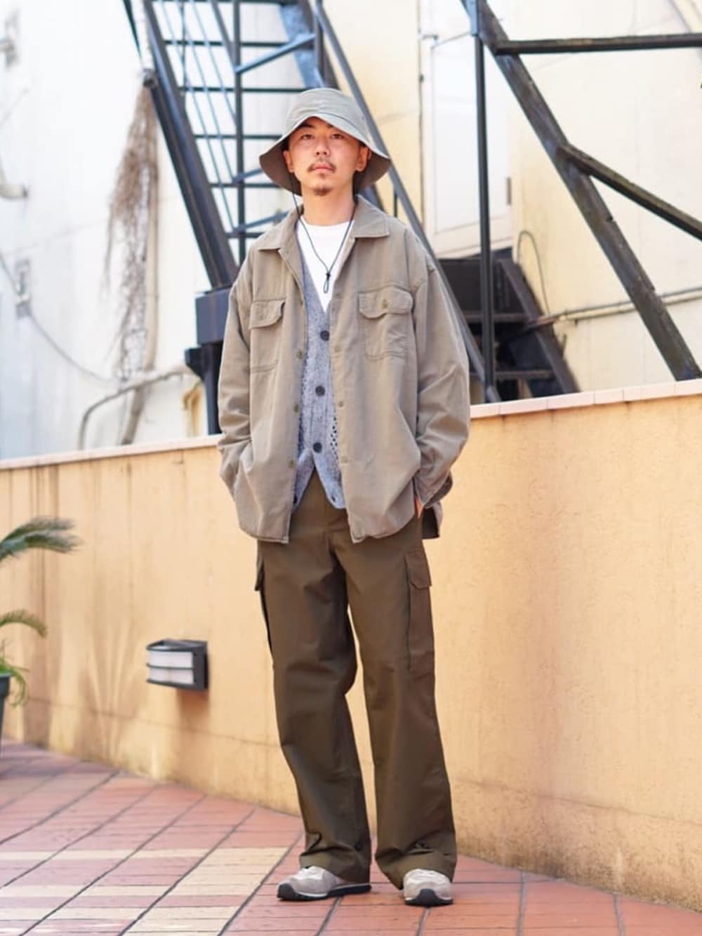 「スニーカー、ミリタリー、REMI RELIEF、ARC'TERYX、カーゴパンツ、SPALWART、yoke、PORT BY ARK、REMI RELIEF NAVY LABEL、ONLY ARK」｜「ARC'TERYXのアイテム（ハット、グリーン系）」を使った、ARKnets STAFFさん（メンズ・178cm）の春コーディネートの1枚目の写真