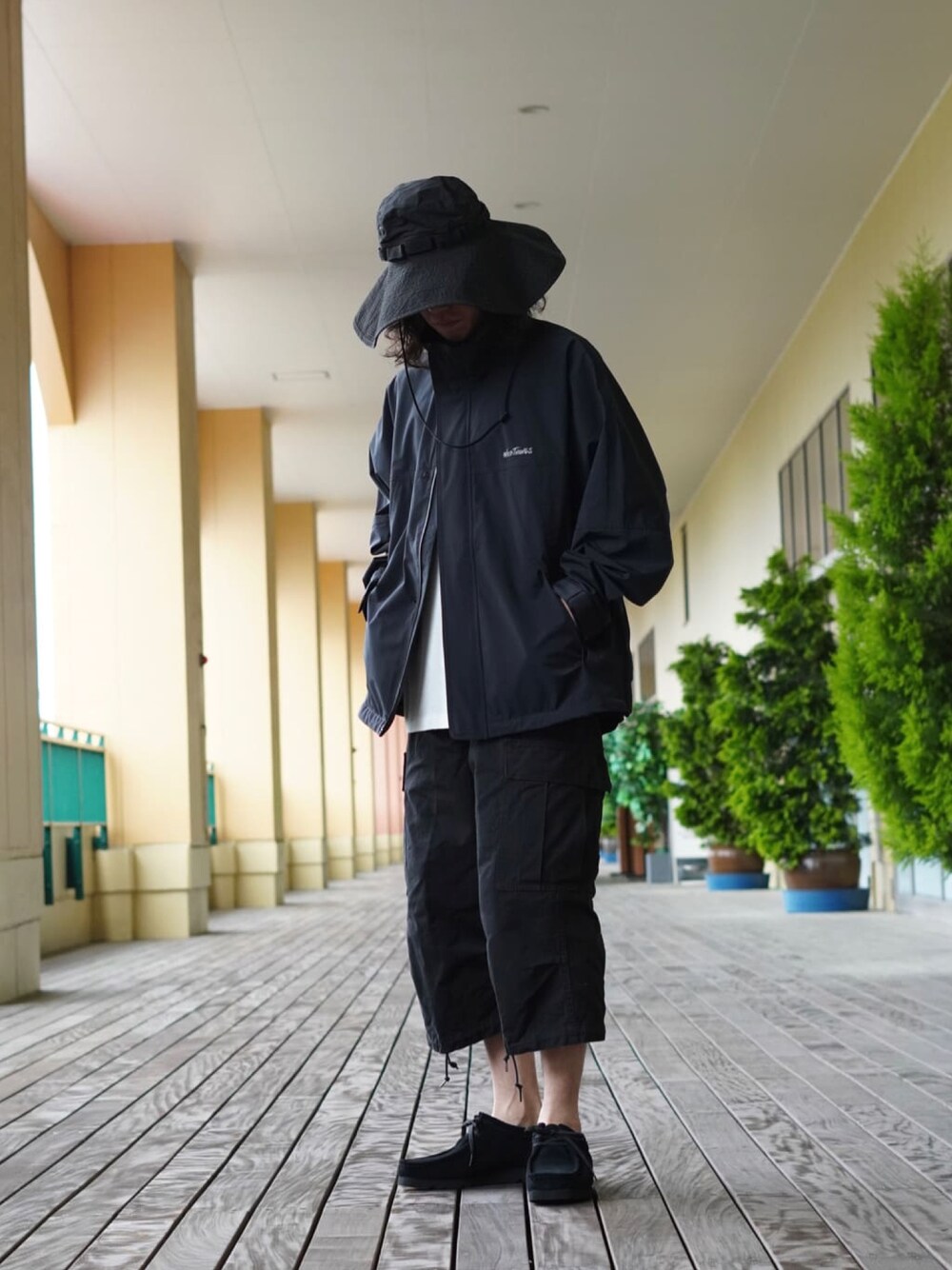 ブラック系のその他パンツ、ブラック系のハットを着用したメンズの春コーディネートの1枚目の写真