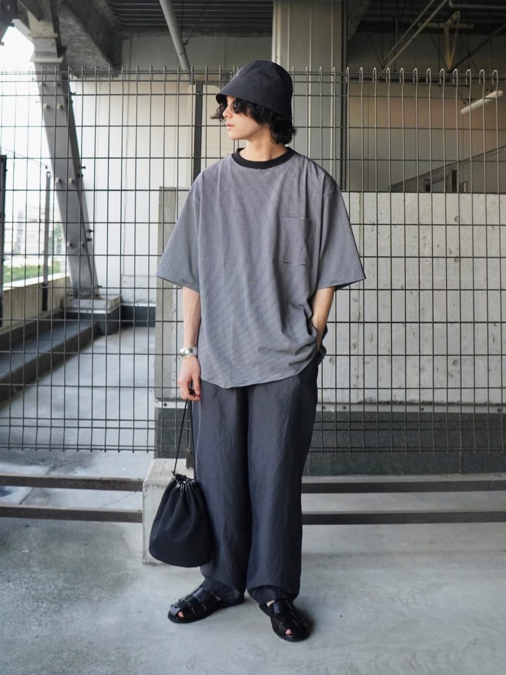 「大人カジュアル、初夏コーデ、休日コーデ、ボーダー、ボーダートップス、ボーダーTシャツ、バケットハット、カジュアルコーデ、marka」｜「markaのmarka / マーカ：BORDER TEE S/S - 30/1 ORGANIC COTTON 32G KNIT -：M23B-06CS01B[COR]（Tシャツ/カットソー、ブラック系）」を使った、ARKnets STAFFさん（メンズ・170cm）の夏コーディネートの1枚目の写真