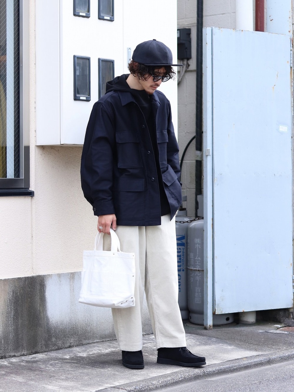 「初秋コーデ、秋服、パンツスタイル、オトナカジュアル、オーバーサイズ、ミニタリージャケット、ジャケットスタイル、トートバッグ、パーカー、marka、PORT BY ARK」｜「markaのmarka / マーカ：B.D.U JACKET - organic cotton soft moleskin -：M22C-05BL02C[COR]（ミリタリージャケット、ブルー系）」を使った、ARKnets STAFFさん（メンズ・173cm）の秋コーディネートの1枚目の写真