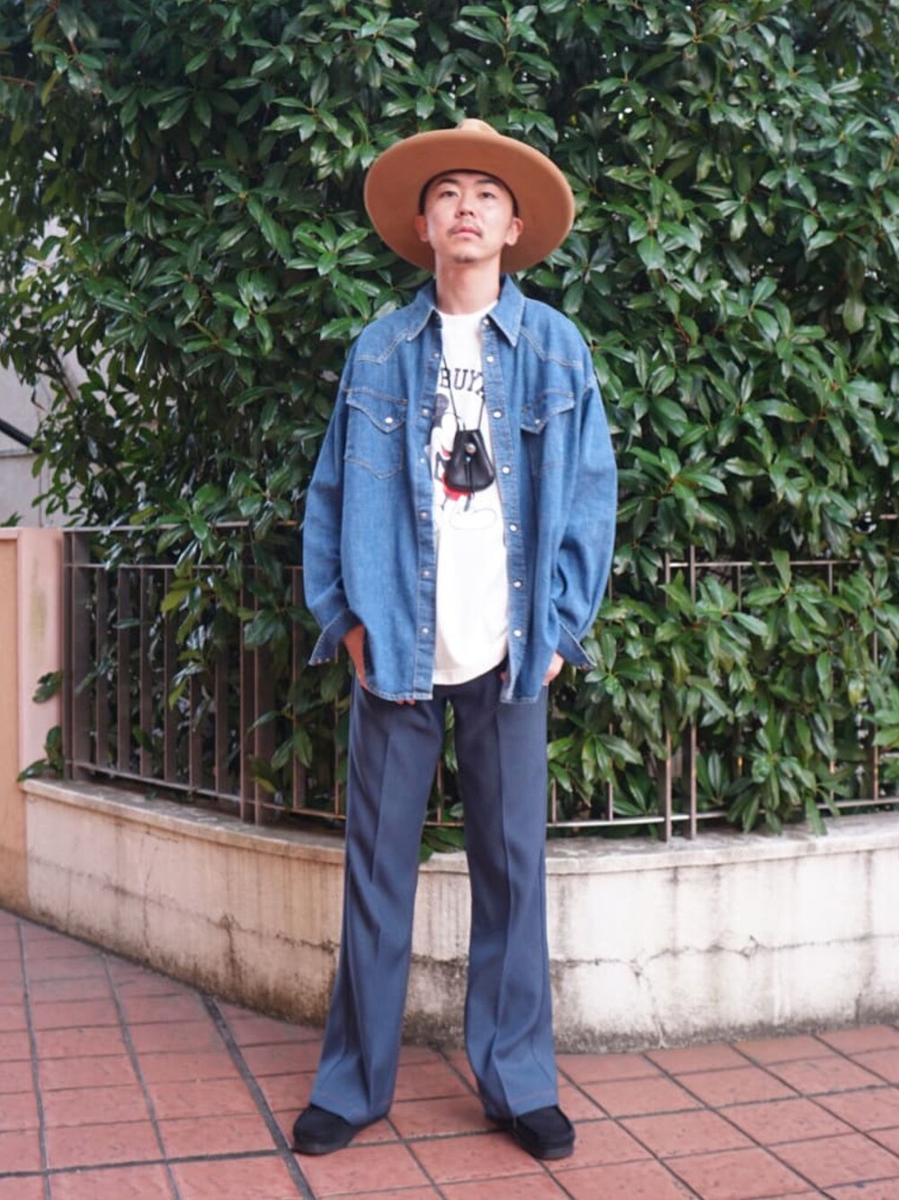 「古着、カラーパンツ、REMI RELIEF、デニムシャツ、JACKSON MATISSE、clarks、ヒッピー、LARRY SMITH、DAIRIKU、REMI RELIEF NAVY LABEL」｜「REMI RELIEF NAVY LABELのデニムシャツ（シャツ/ブラウス、ブルー系）」を使った、ARKnets STAFFさん（メンズ・178cm）の春コーディネートの1枚目の写真