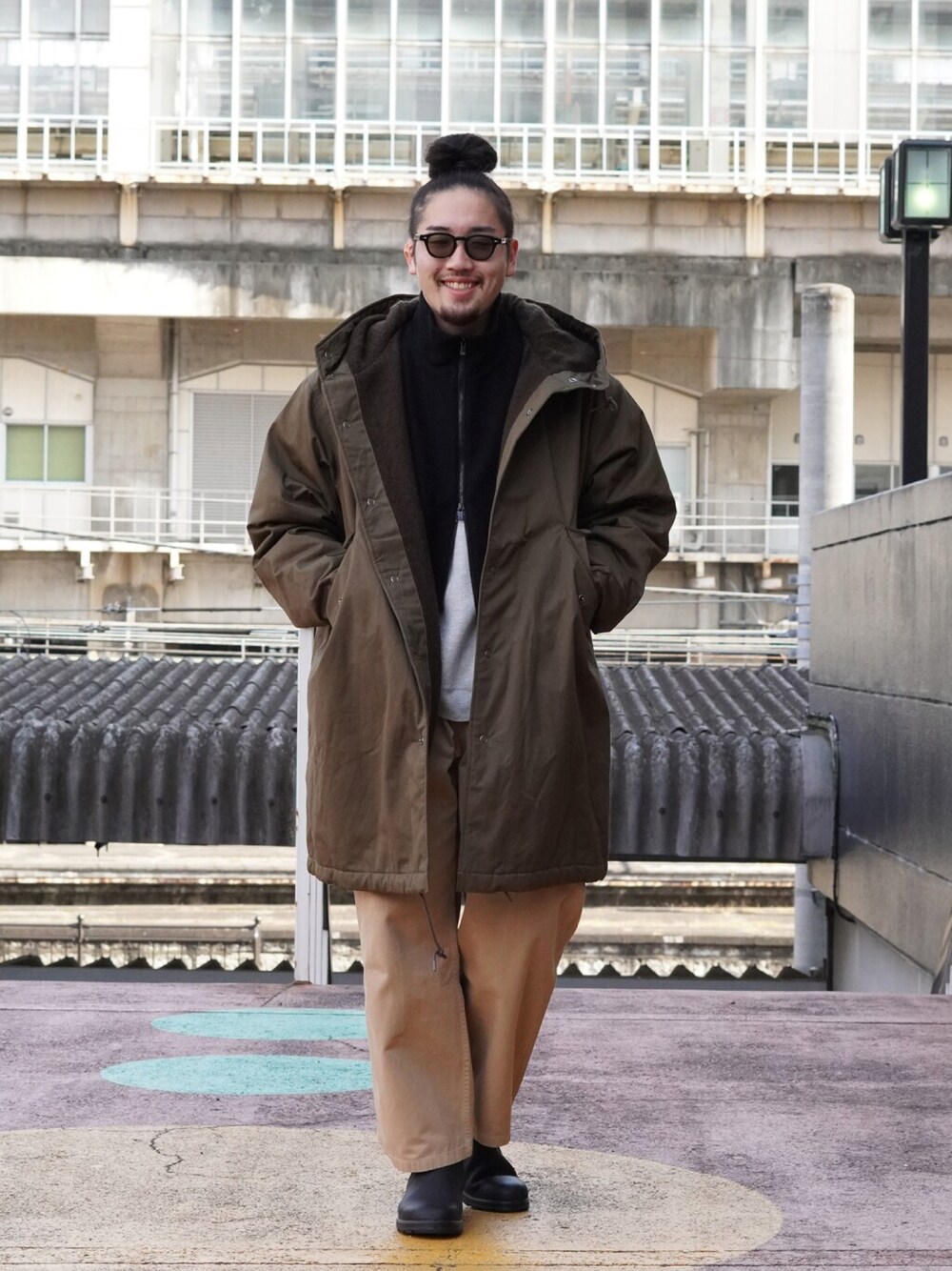 「スウェット、コート、ブーツ、チノパン、サングラス、冬コーデ、GRAMICCI、marka、チョコ色に染まれ、REMI RELIEF NAVY LABEL」｜「markaのアイテム（その他アウター、ブラック系）」を使った、ARKnets STAFFさん（メンズ・180cm）の冬コーディネートの1枚目の写真