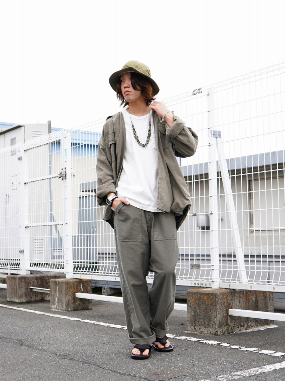 グリーン系のシャツ/ブラウス、グリーン系のシャツ/ブラウス、グリーン系のその他パンツを着用したメンズの夏コーディネートの1枚目の写真