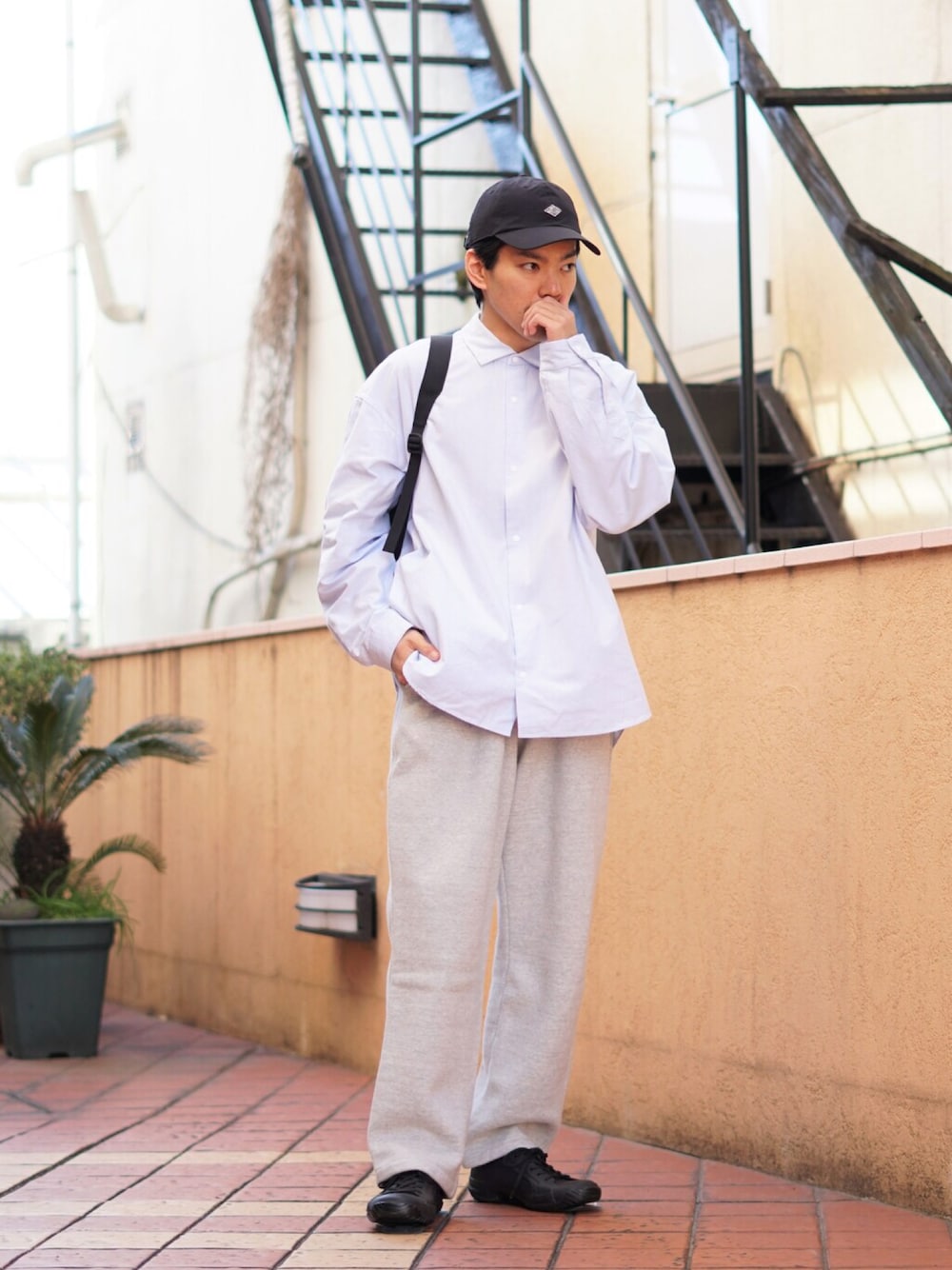「スウェットパンツ、スウェット、シャツ、キャップ、YAECA、きれいめカジュアル、シャツスタイル、Danner、シャツコーデ、REMI RELIEF NAVY LABEL、REMI RELIEF」｜「DANTONのアイテム（キャップ、ブラック系）」を使った、ARKnets STAFFさん（メンズ・172cm）の冬コーディネートの1枚目の写真