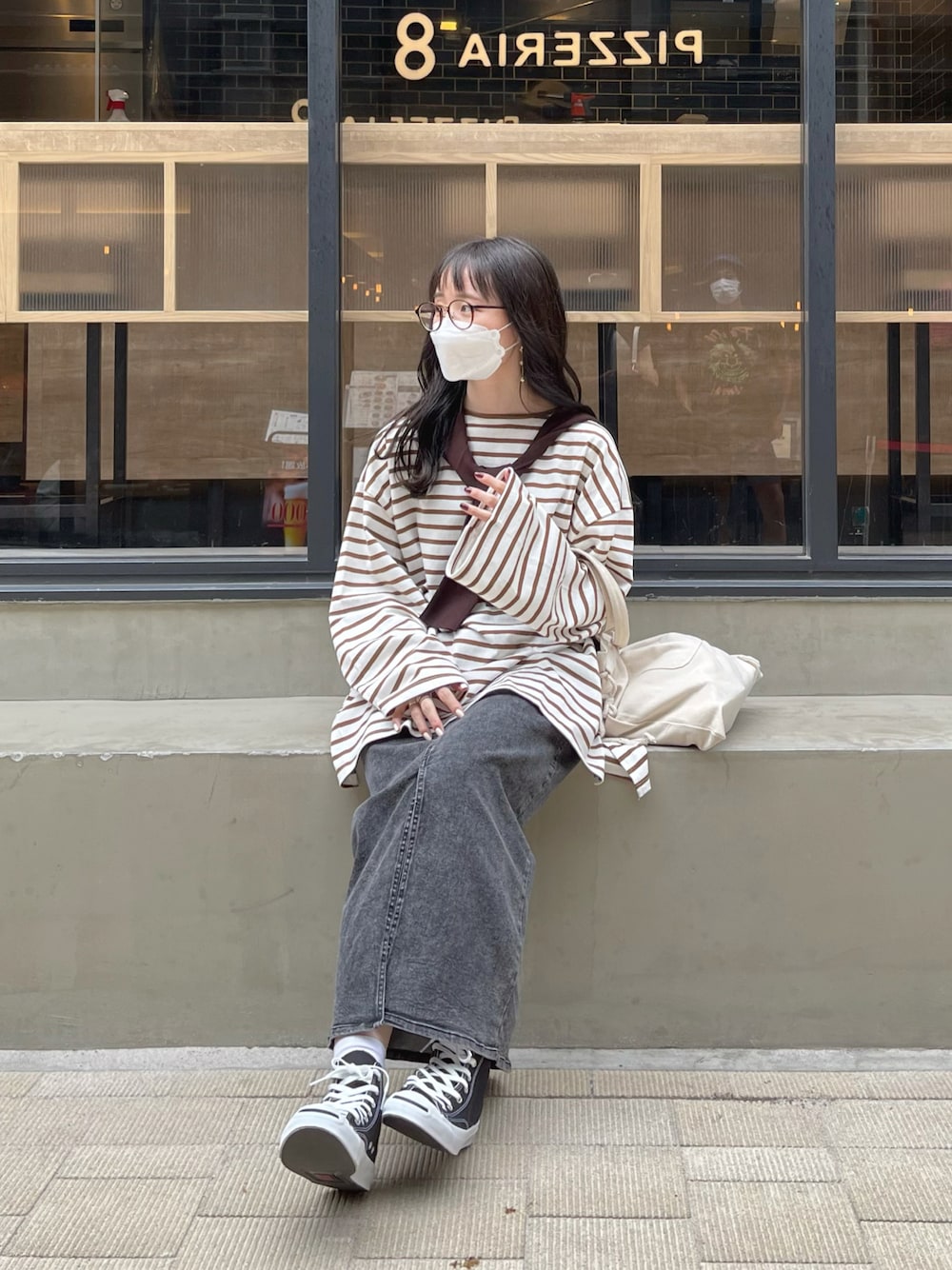 「秋服、大人カジュアル、シンプルコーデ、ラクチンコーデ、休日スタイル、秋コーデ、きれいめカジュアル、ボーダー、ボーダートップス、デニム、デニムスカート、メガネ女子、コンバース ハイカット、ジャックパーセル、スニーカーコーデ」｜「Babのビックシルエットボーダー袖ボリュームトップス（Tシャツ/カットソー、ブラウン系）」を使った、ぱっちさん（骨格ウェーブ・レディース・158cm）の秋コーディネートの1枚目の写真