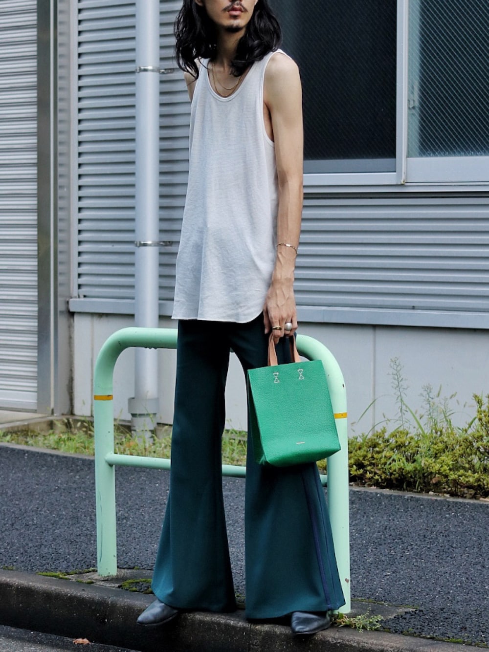 グリーン系のトートバッグ、グリーン系のその他パンツ、ゴールド系のネックレスを着用したメンズの夏コーディネートの1枚目の写真