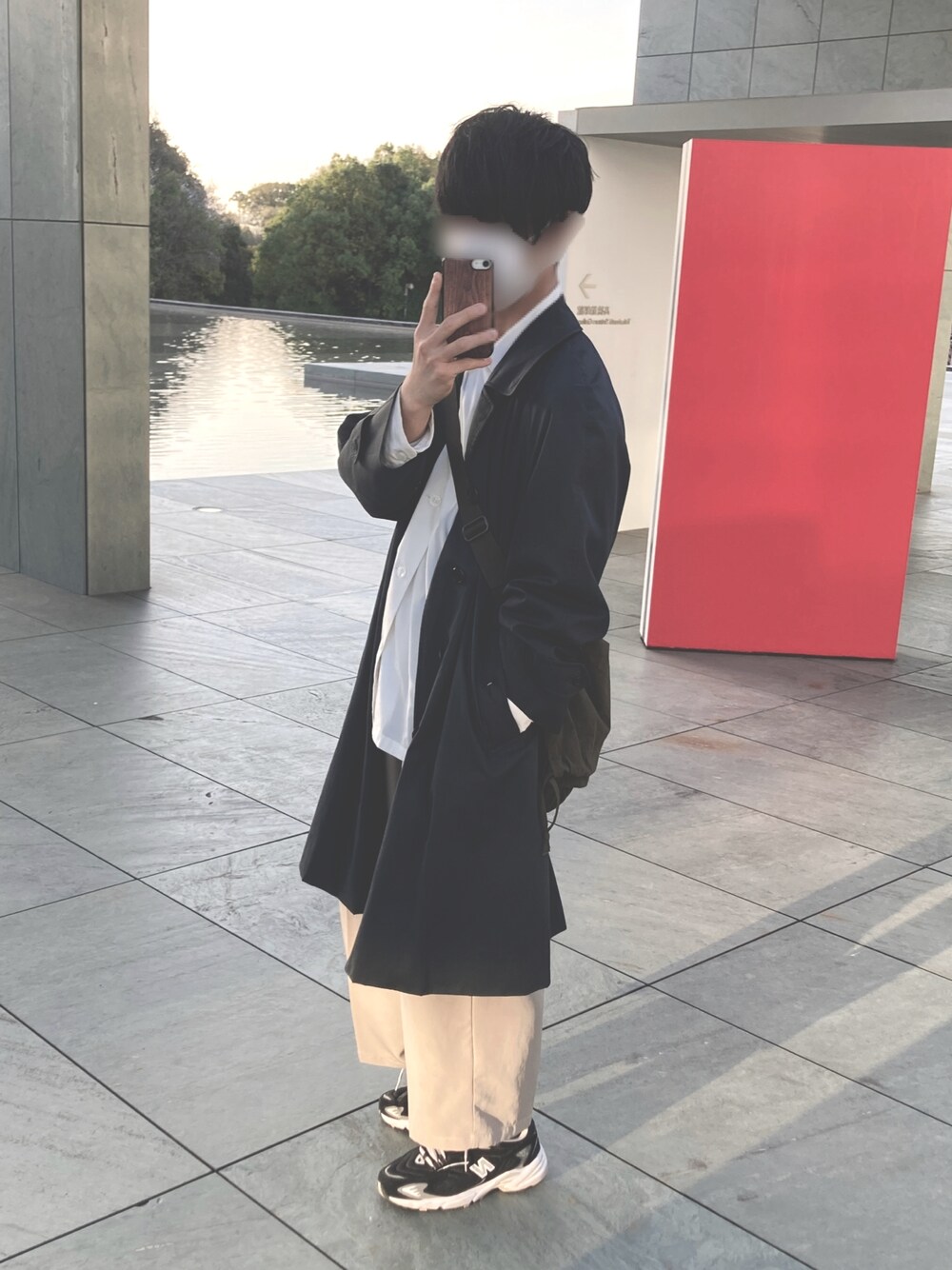 「春コーデ、休日コーデ、メンズファッション、burberry、LAD MUSICIAN、CASPER JOHN、コート、ワイドパンツ、シャツ、ショルダーバッグ、スニーカーコーデ、New Balance、UNIQLO、ユニクロ」｜「古着のアイテム（ステンカラーコート、ブラック系）」を使った、りんすけさん（メンズ・171cm）の春コーディネートの1枚目の写真