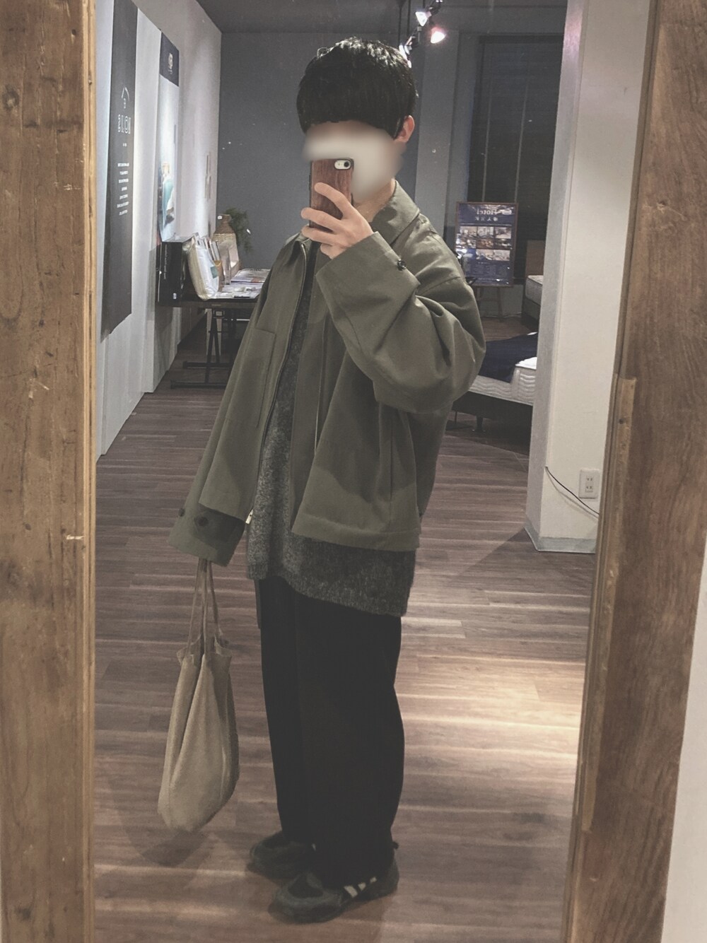 「Hender Scheme、エンダースキーマ、adidas、HARE、amachi.、stein、トートバッグ、ブルゾン、ワイドパンツ、ニット、雨の日コーデ、寒い日、春コーデ、スニーカー、休日コーデ」｜「steinのアイテム（その他アウター、グリーン系）」を使った、りんすけさん（メンズ・171cm）の春コーディネートの1枚目の写真