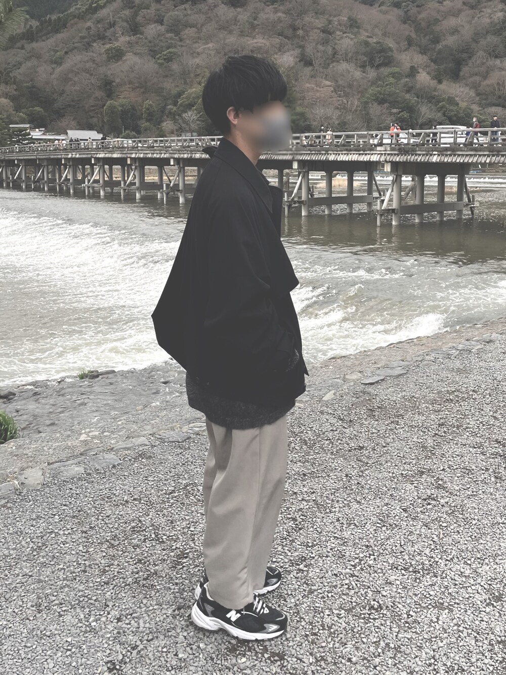 「春服デビュー宣言、メンズコーデ、春コーデ、ビックシルエット、スニーカーコーデ、黒、ワイドスラックス、ホワイトパンツ、stein、CASPER JOHN、amachi.、New Balance」｜「steinのアイテム（ミリタリージャケット、ブラック系）」を使った、りんすけさん（メンズ・171cm）の春コーディネートの1枚目の写真