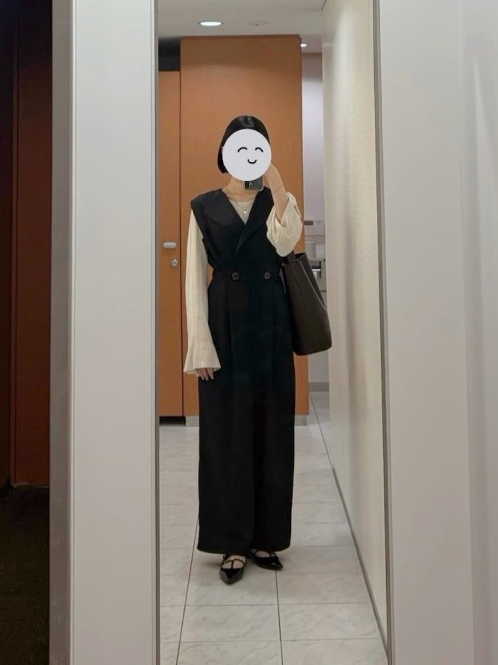 「オフィスカジュアル、オトナカジュアル、シンプルコーデ、春コーデ、パンツスタイル、ポケットあり、イエベ秋、骨格ウェーブ、黒髪」｜「blackdia oceanのblackdia ocean グリッターチェーンブレスレット（ブレスレット、ゴールド系）」を使った、🥚たまごﾁｬﾝ🥚さん（骨格ウェーブ・レディース・159cm）の春コーディネートの1枚目の写真