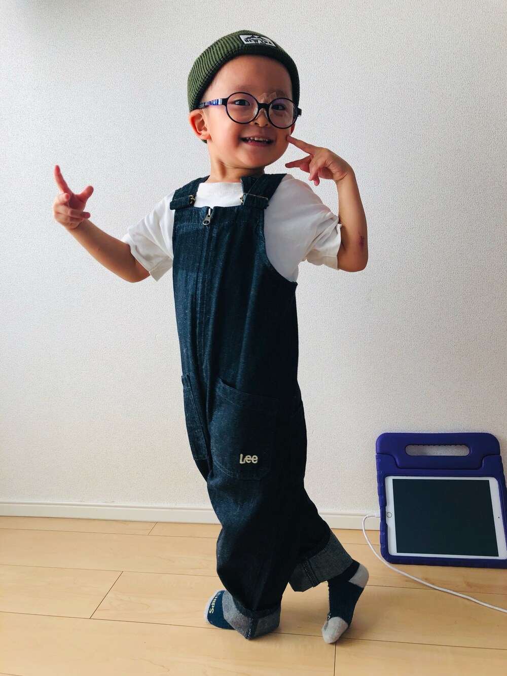 「Leeのアイテム（つなぎ/オールインワン、ブルー系）」を使った、ここまるさん（キッズ・110cm）の秋コーディネートの1枚目の写真