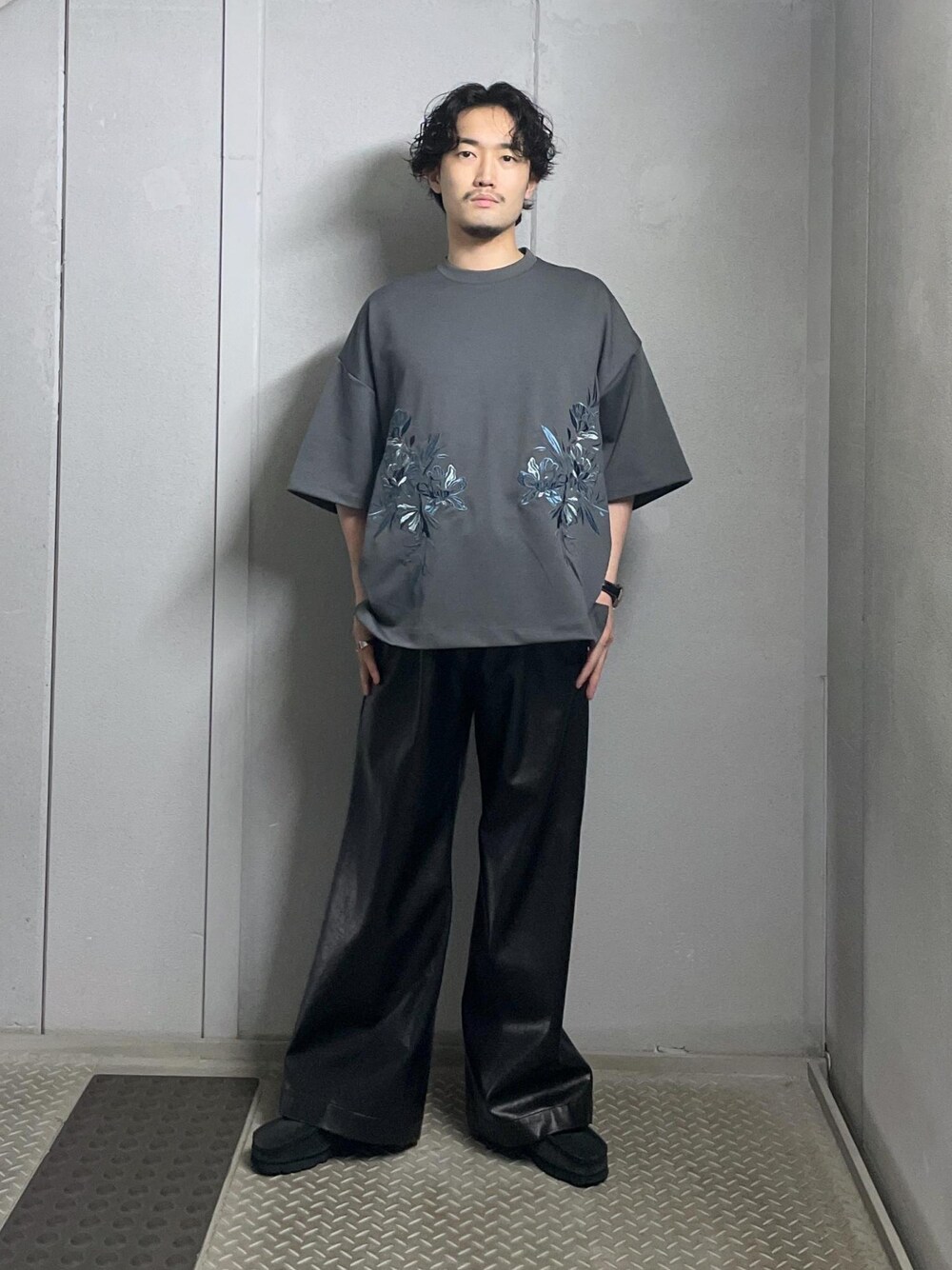 グレー系のTシャツ/カットソー、ブラック系のその他パンツを着用したメンズの夏コーディネートの1枚目の写真