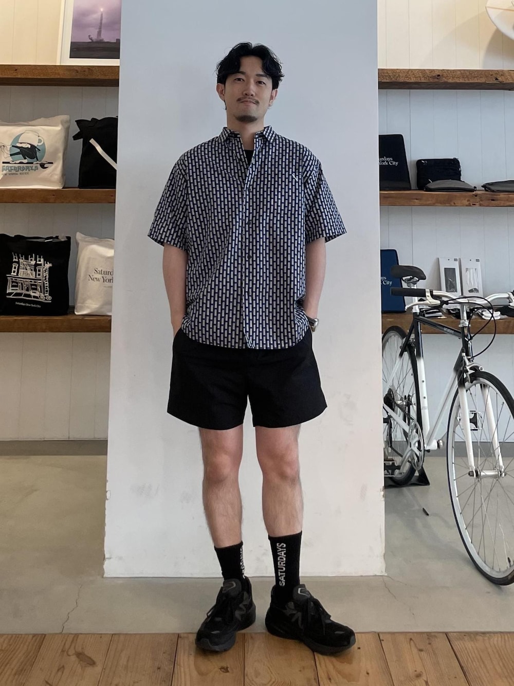 ブラック系のソックス/靴下を着用したメンズの春コーディネートの1枚目の写真