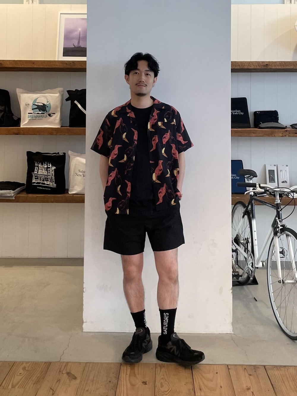 ブラック系のソックス/靴下を着用したメンズの春コーディネートの1枚目の写真