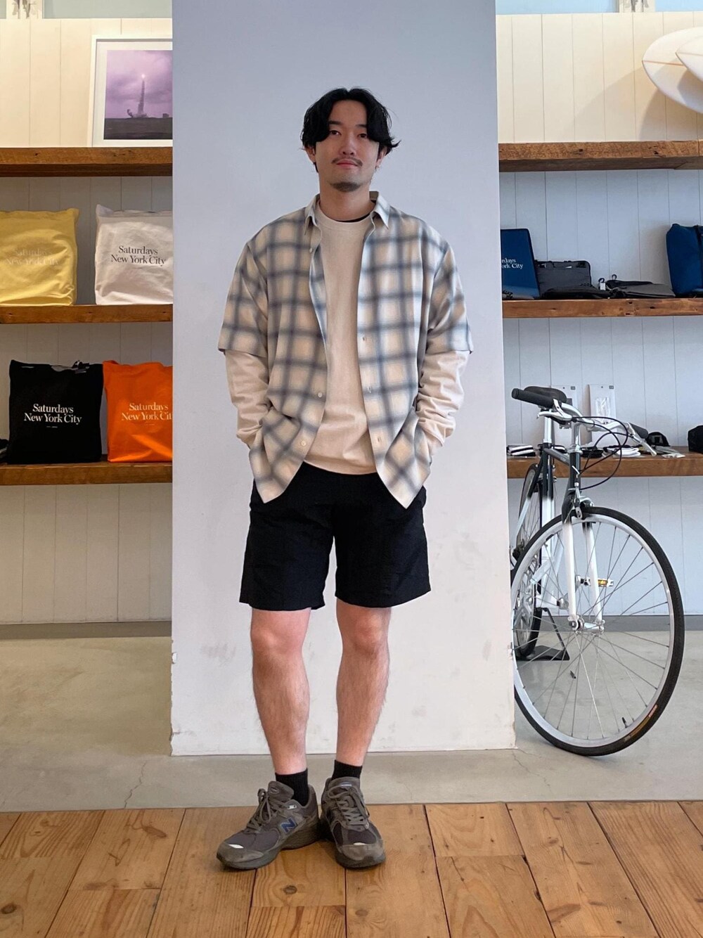 ホワイト系のTシャツ/カットソー、ブラック系のその他パンツ、ホワイト系のシャツ/ブラウスを着用したメンズの春コーディネートの1枚目の写真