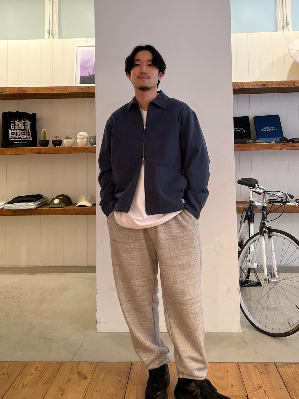 ホワイト系のTシャツ/カットソー、グレー系のその他パンツ、ブルー系のその他アウターを着用したメンズの春コーディネートの1枚目の写真