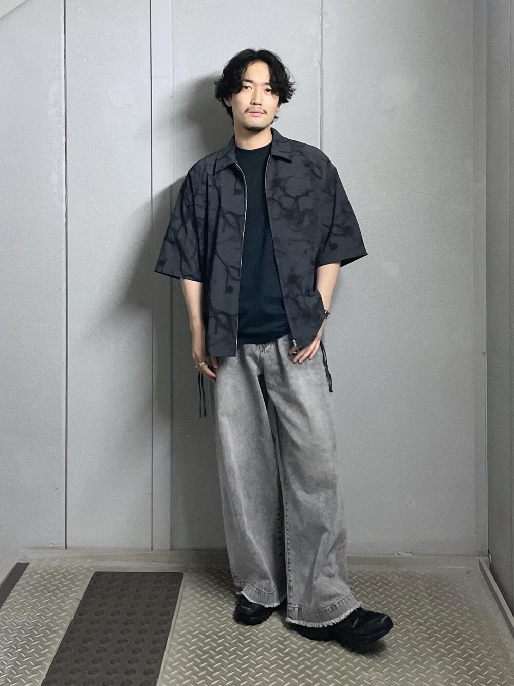 ブラック系のシャツ/ブラウス、グレー系のデニムパンツを着用したメンズの夏コーディネートの1枚目の写真