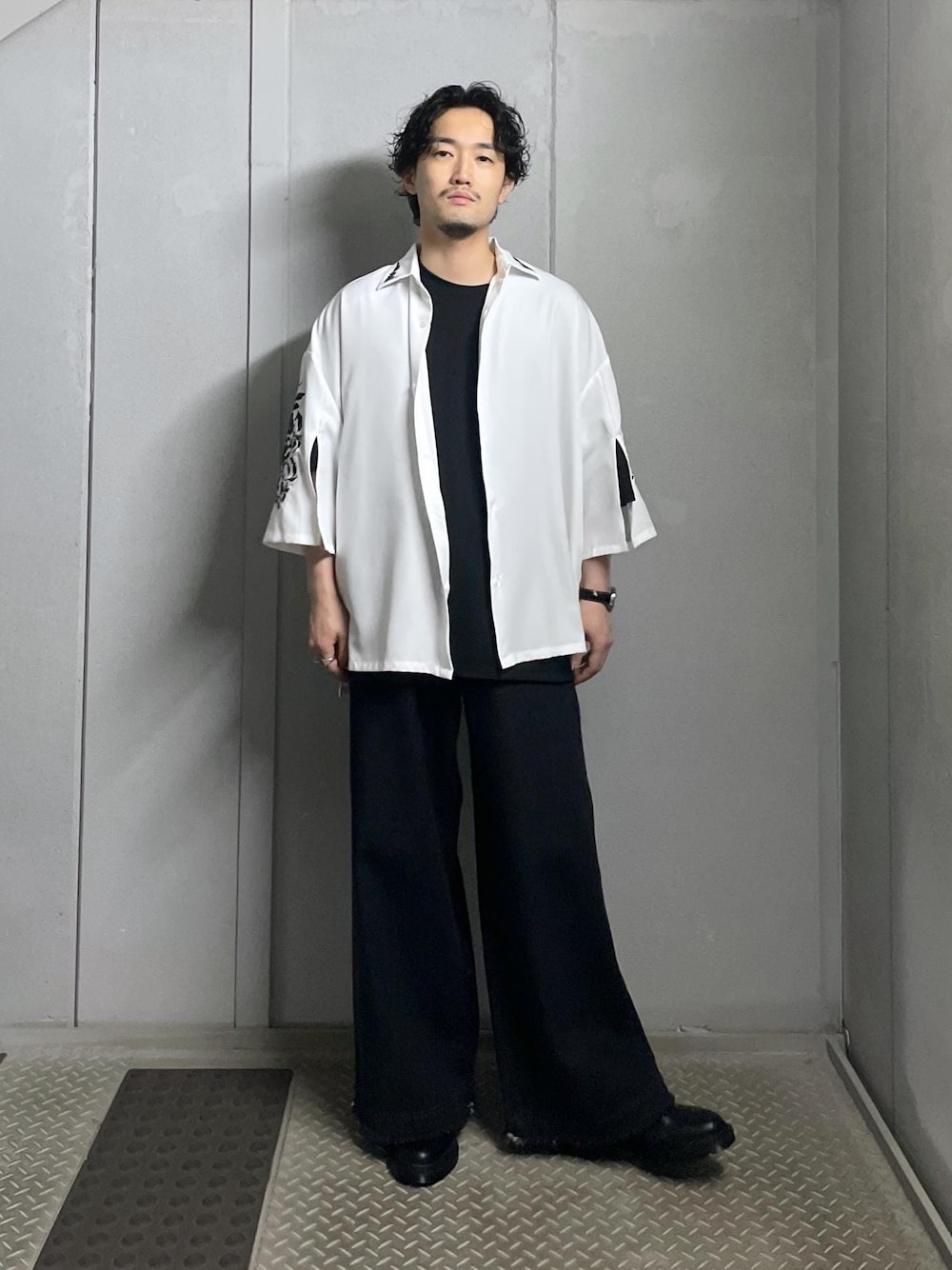 ホワイト系のシャツ/ブラウス、ブラック系のTシャツ/カットソー、ブラック系のデニムパンツを着用したメンズの夏コーディネートの1枚目の写真