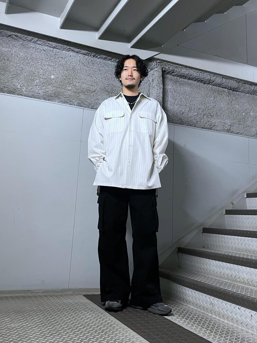 ブラック系のカーゴパンツ、ホワイト系のシャツ/ブラウスを着用したメンズの春コーディネートの1枚目の写真