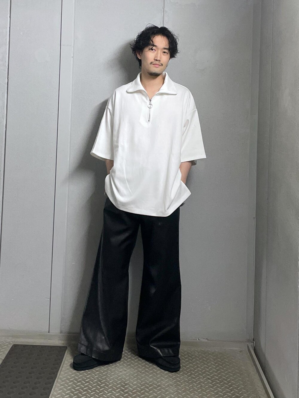 ホワイト系のTシャツ/カットソー、ブラック系のその他パンツを着用したメンズの夏コーディネートの1枚目の写真