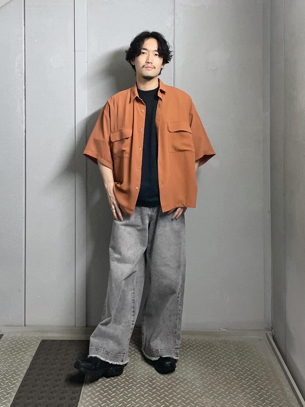 グレー系のデニムパンツ、オレンジ系のシャツ/ブラウスを着用したメンズの夏コーディネートの1枚目の写真